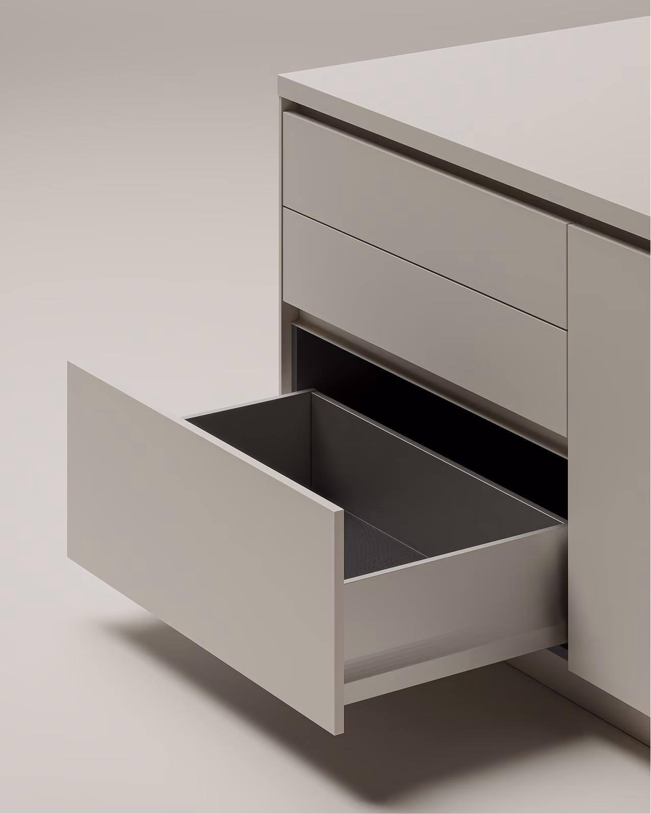 Offene, leere Schublade in einem modernen, beigen Schrank.