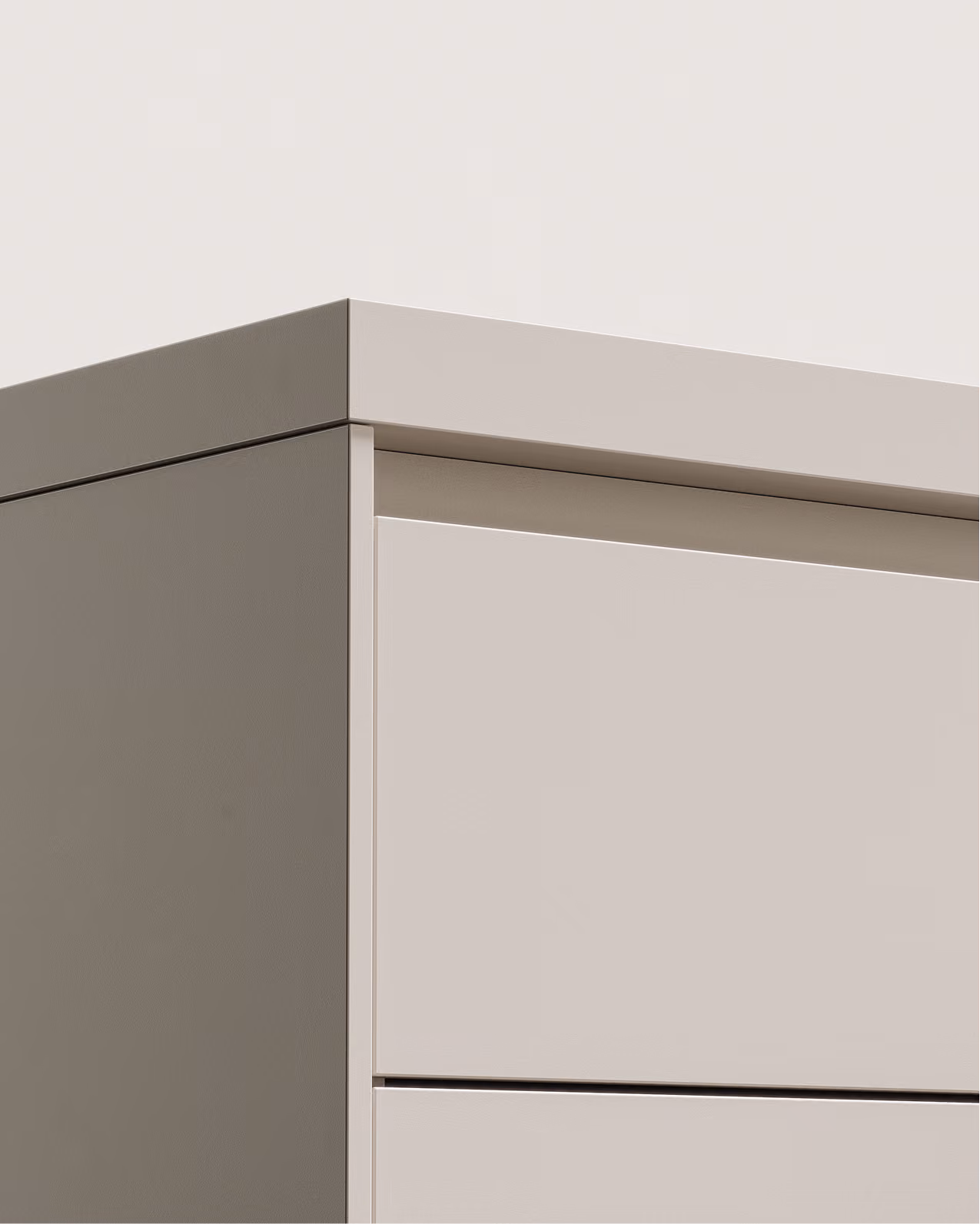 Nahaufnahme einer modernen, minimalistischen beigen Kommode mit glatten Oberflächen.
