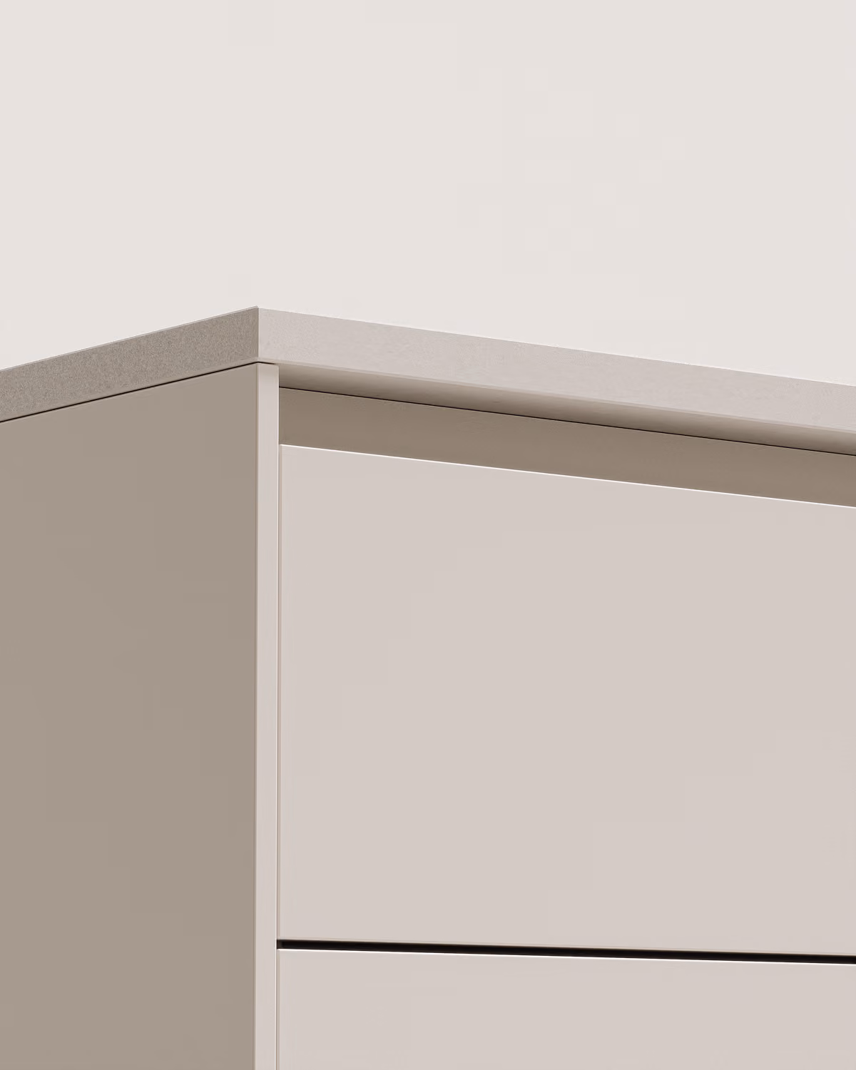 Nahaufnahme einer minimalistischen Schublade in beige mit grauer Tischplatte.