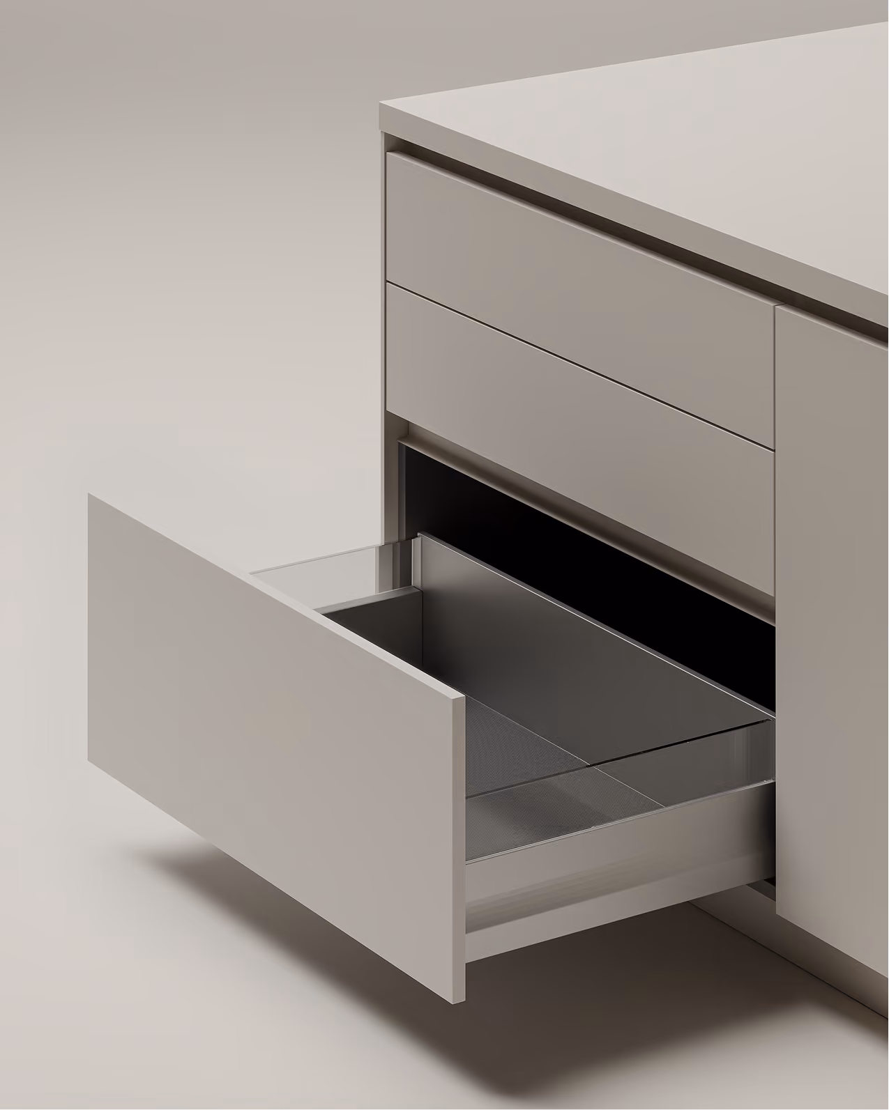 Geöffnete Schublade mit einem transparenten Glasbehälter in einer modernen Küche.