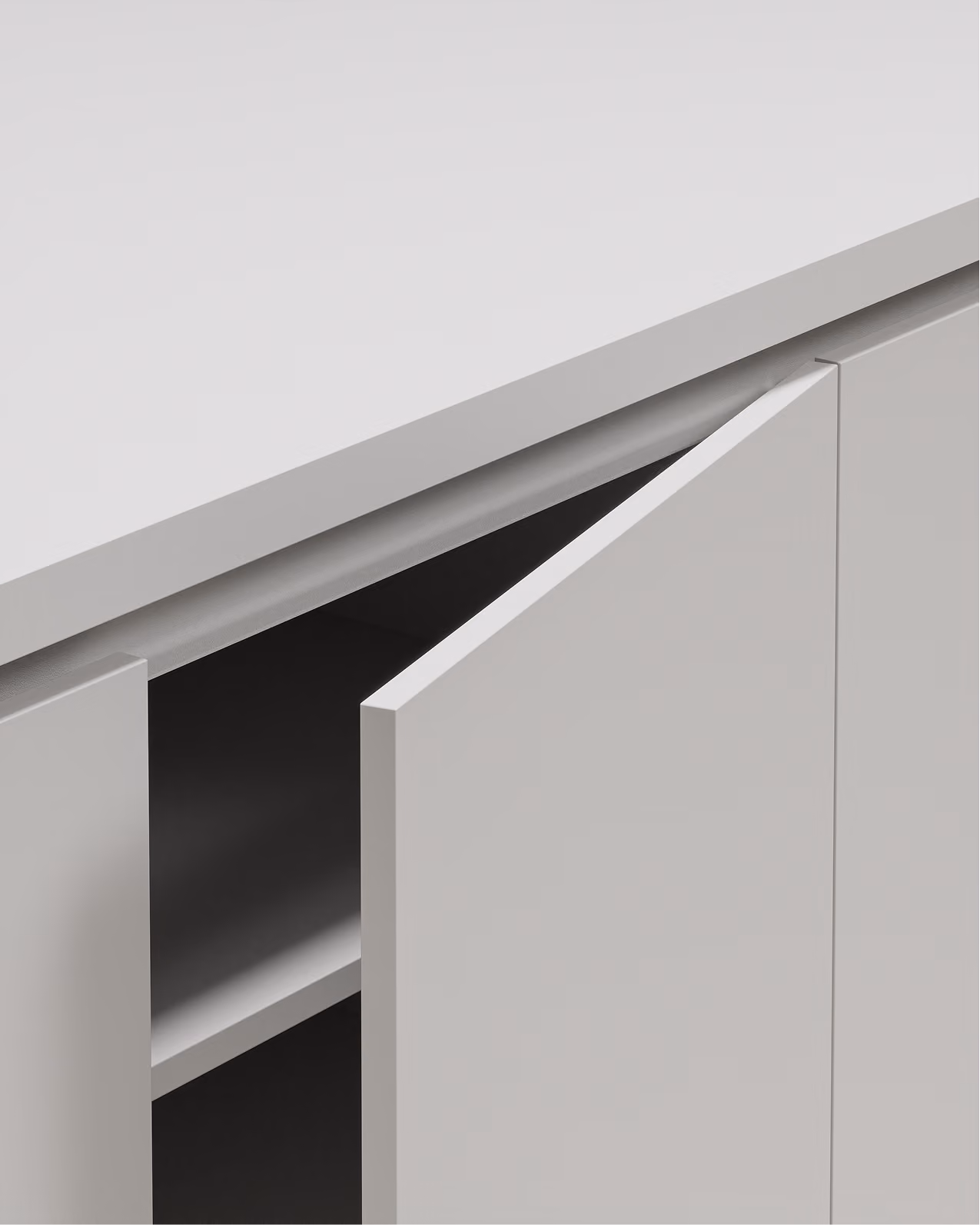Offener grauer Küchenschrank mit einer sichtbaren Regalablage.
