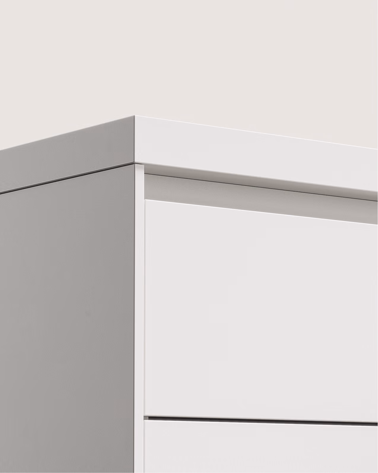 Nahaufnahme der oberen Ecke eines weißen modernen Schranks mit schlichtem Design.