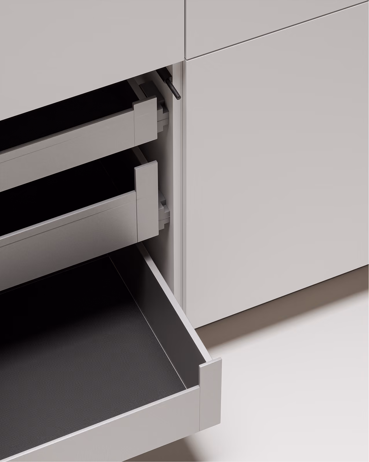 Offene graue Küchenschubladen mit mattem schwarzen Innenboden in modernem Design.