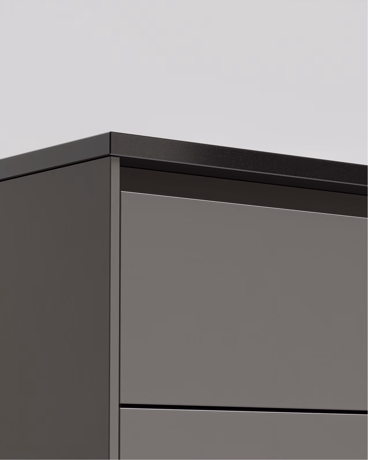Nahaufnahme einer modernen grauen Kommode mit schwarzer Steinplatte oben.
