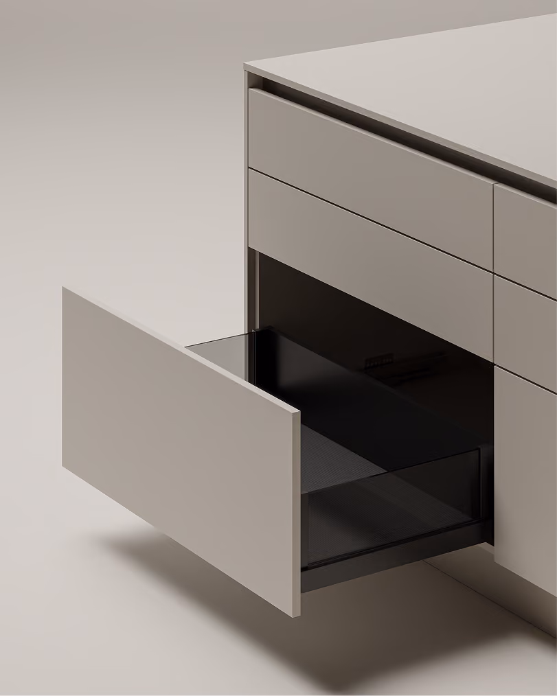 Geöffnete Schublade aus grauem Holz mit dunklem Innenfach an einem Schrank.