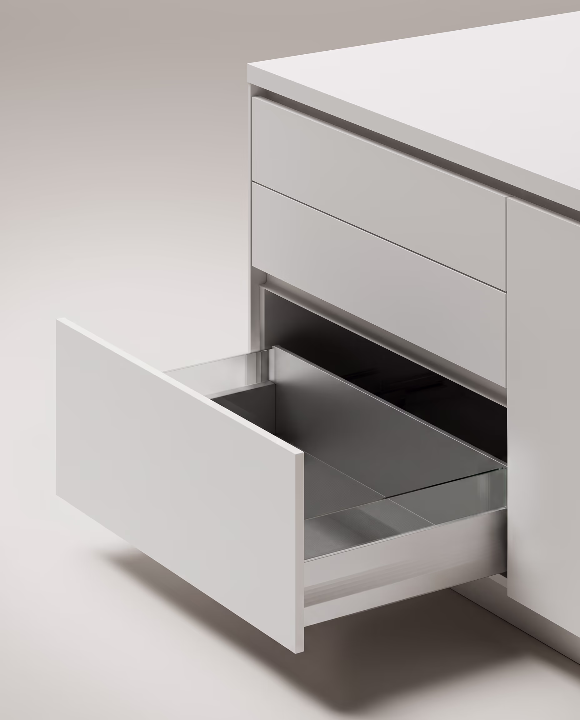 Offene weiße Küchenschublade mit klarem Glaseinsatz und Metallrahmen.