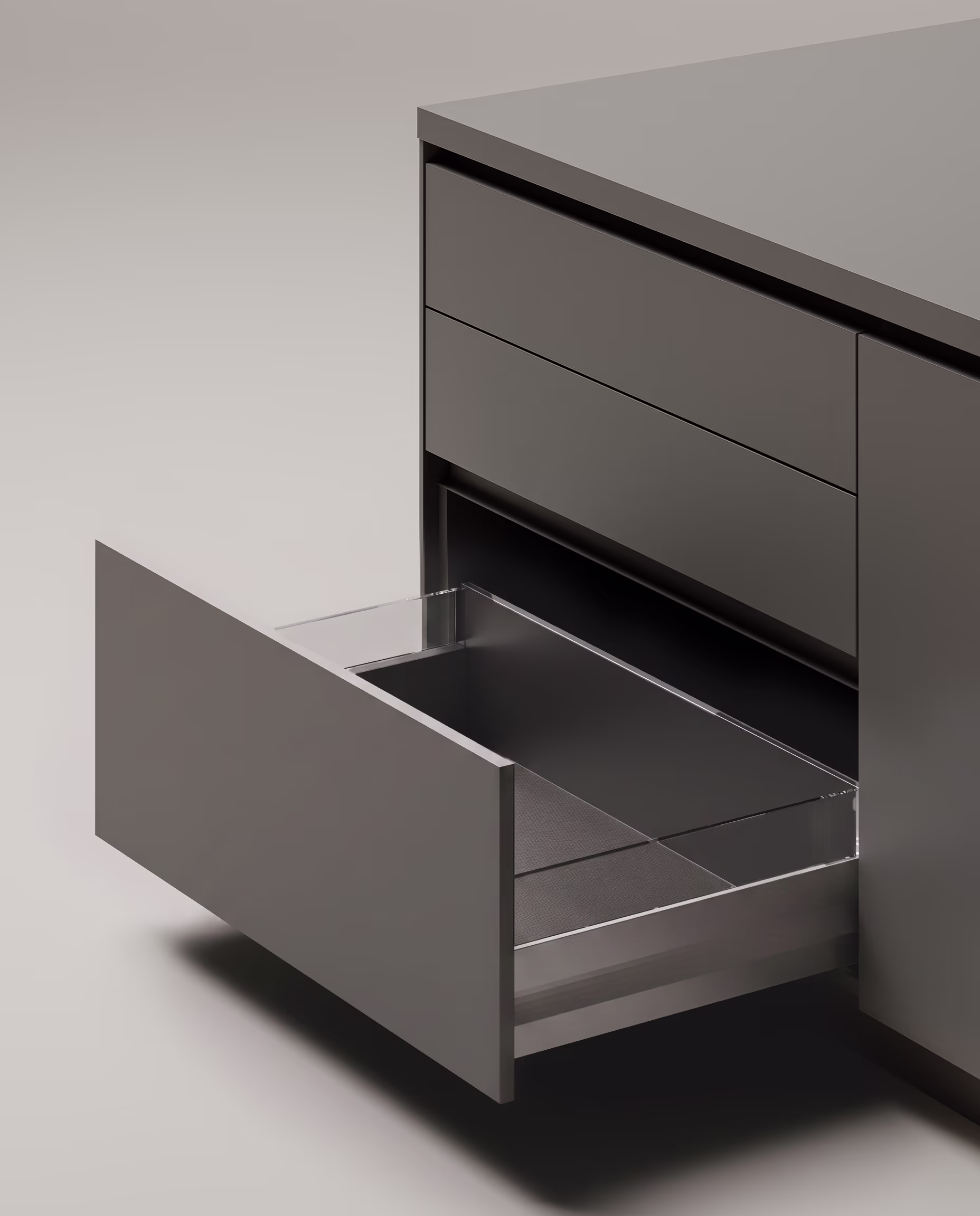 Ausgezogener grauer Küchenschrank mit transparentem Glasschubfach.