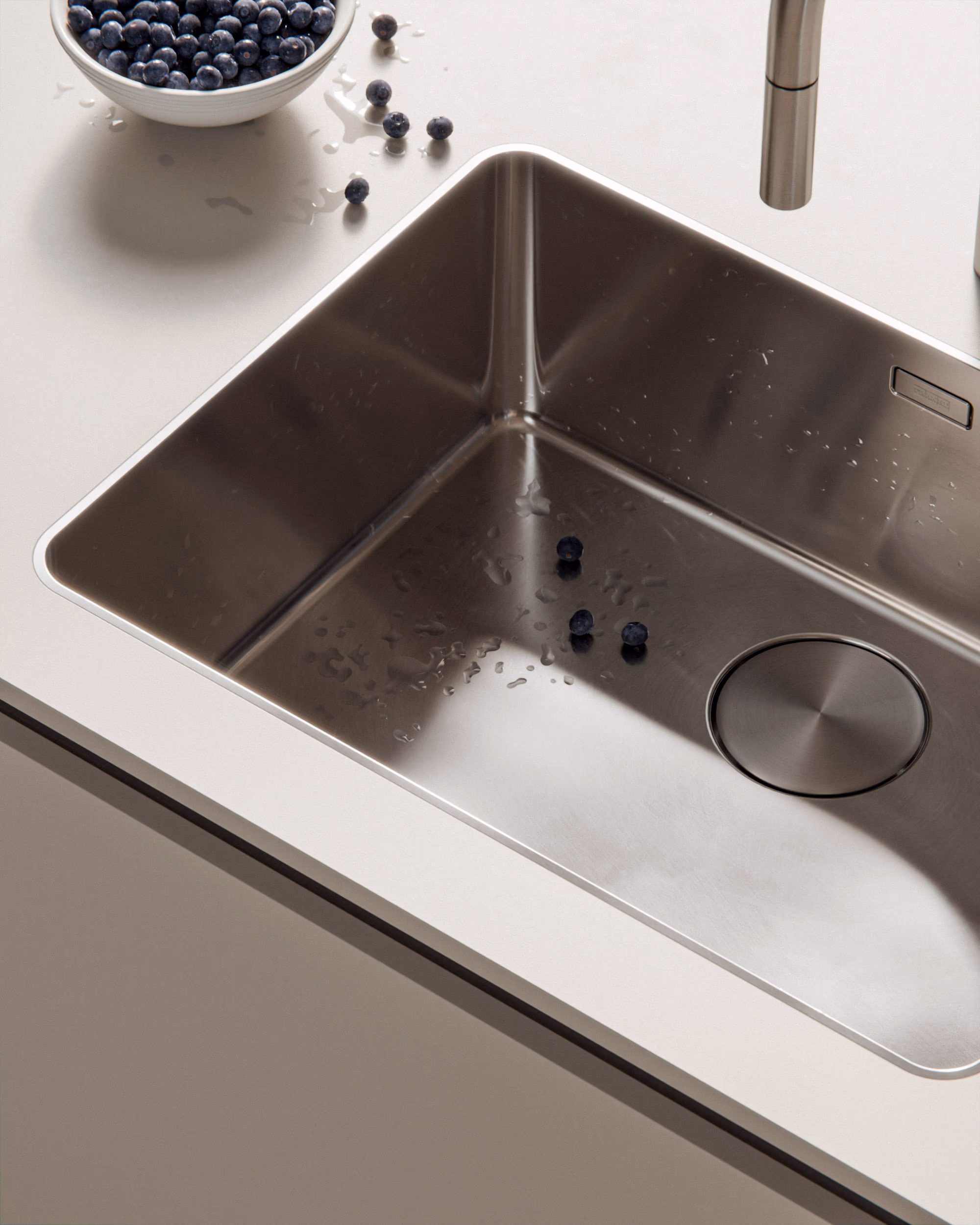 Eingebauter Siemens-Backofen mit halb geöffneter Glastür in moderner weißer Küche.