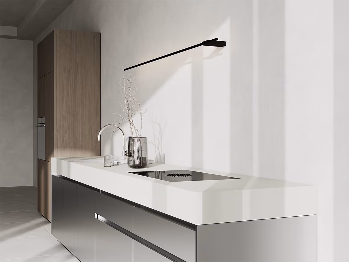 Moderne minimalistische Küche mit weißer Arbeitsplatte, Induktionskochfeld und Holzschrank.