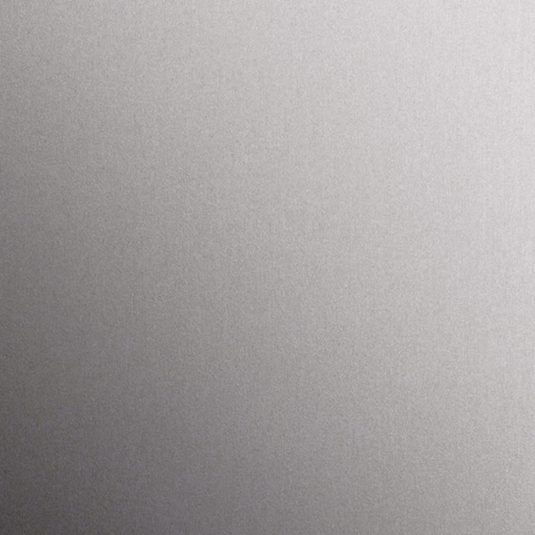 Glatte Aluminiumoberfläche mit grauem Finish.
