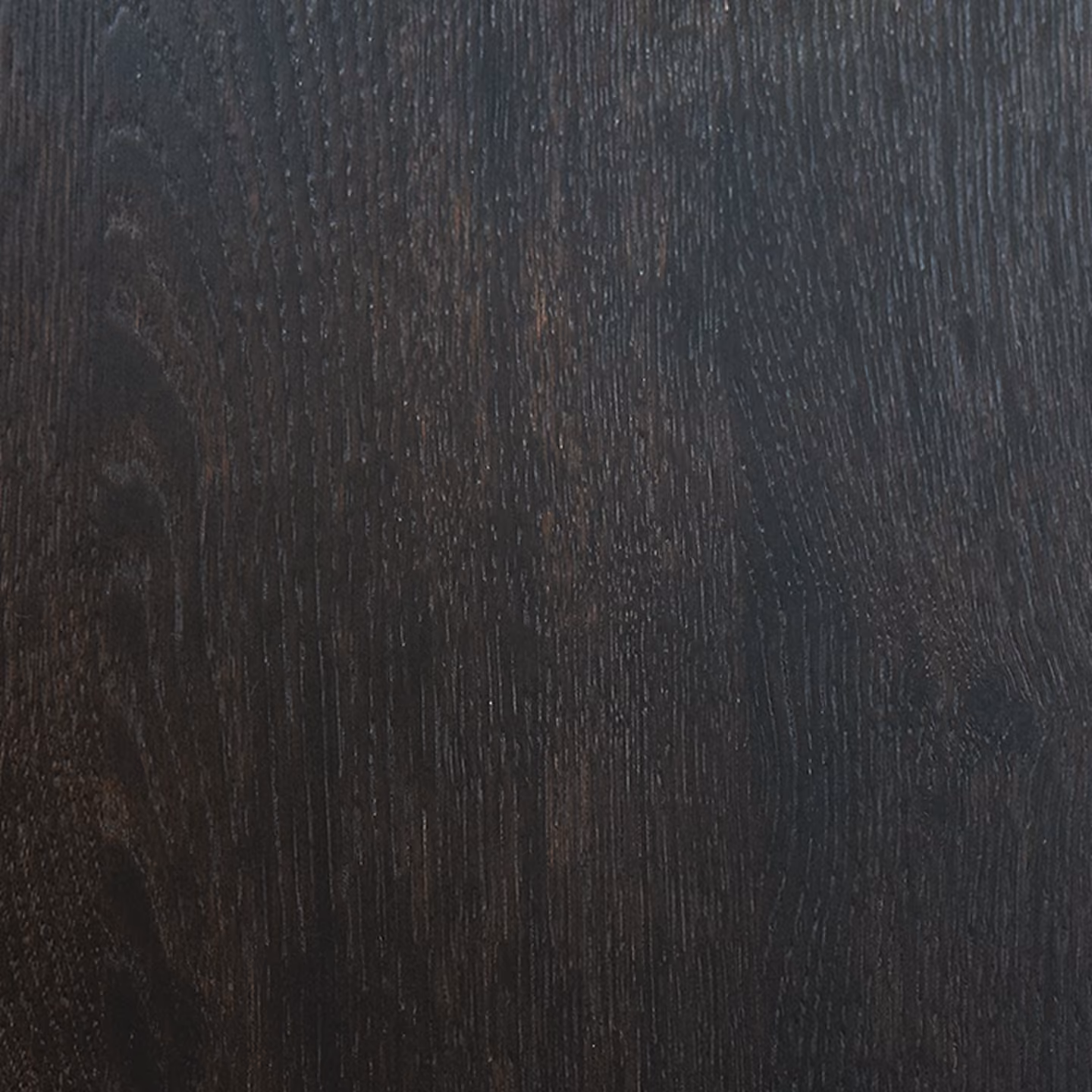 Dunkle Eichenholzoberfläche mit sichtbarer Holzmaserung und Textur.