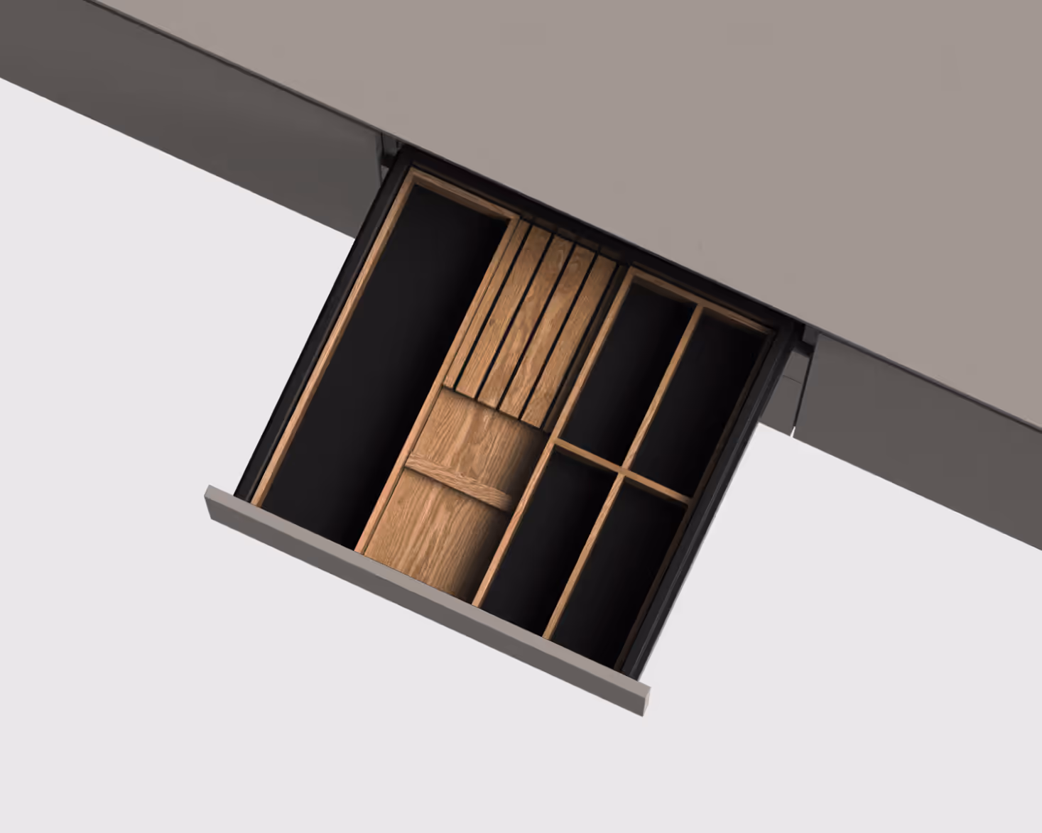 Offene Schublade mit mehreren Fächern und einem Besteckeinsatz aus Holz.