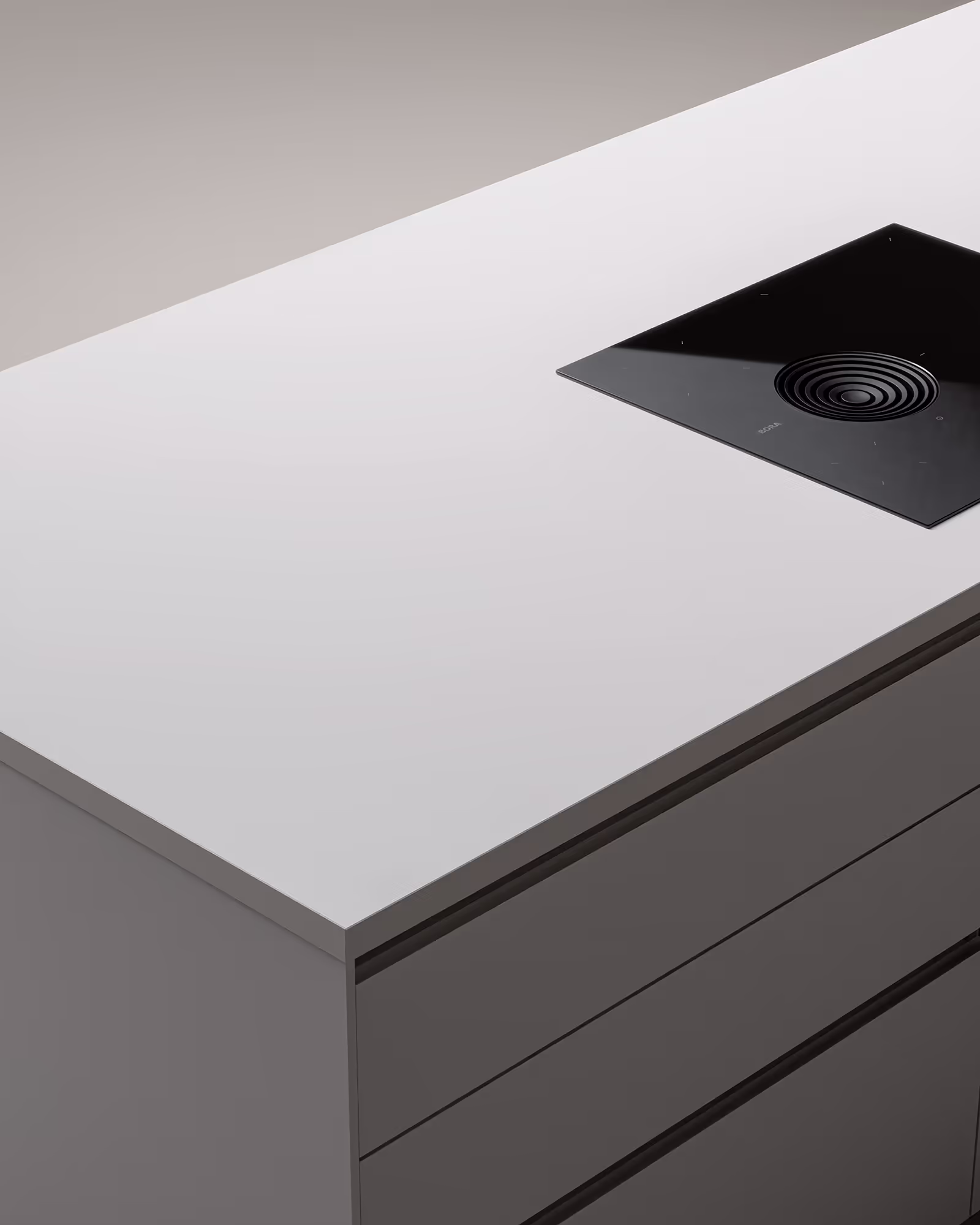 Weißer Küchentresen mit eingelassener schwarzer Kochplatte mit integriertem Dunstabzug, minimalistisches Design.