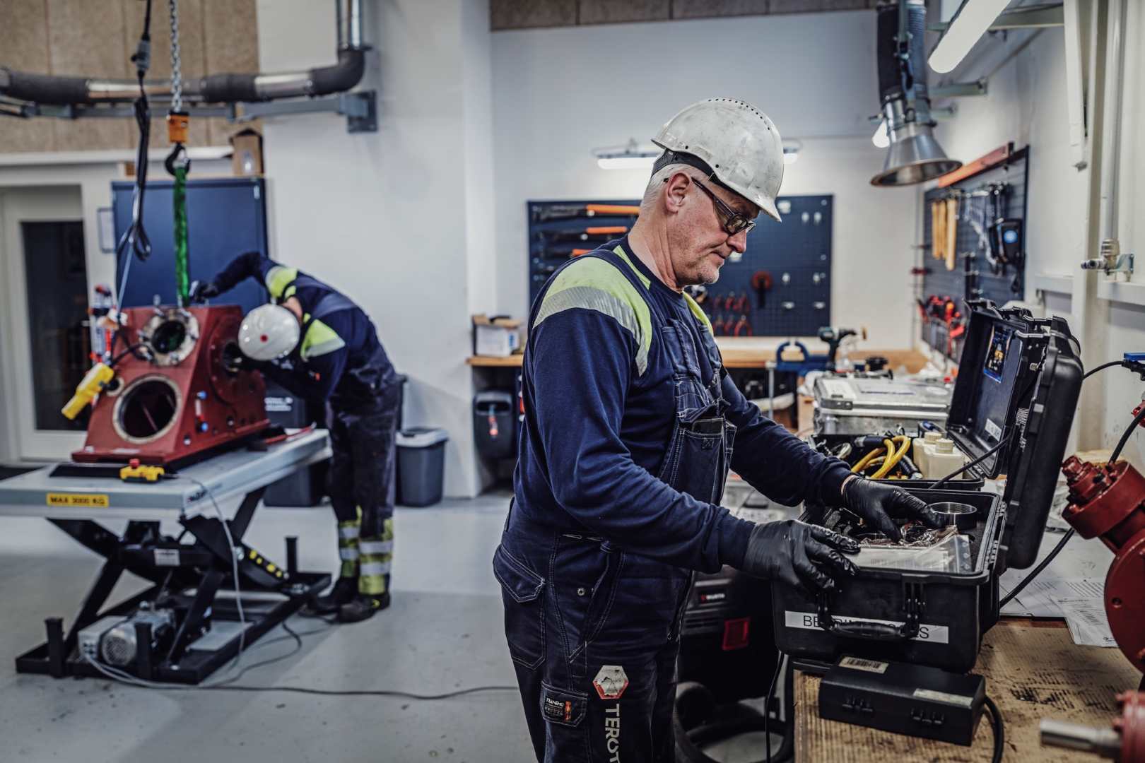 Technicians doing a maintenance job in-house at the workshop i Esbjerg.