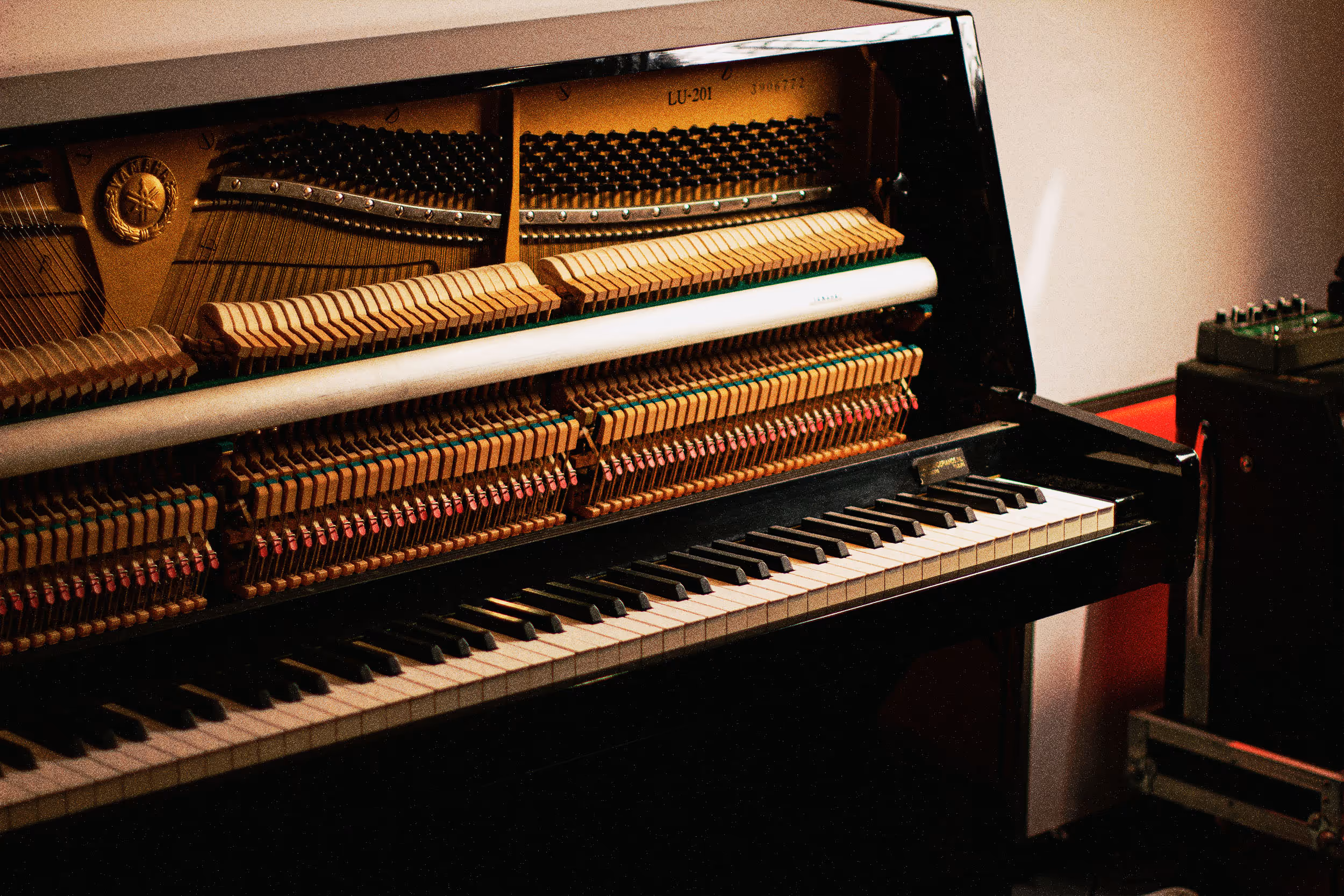 Yamaha LU-201 Vintage Upright Piano