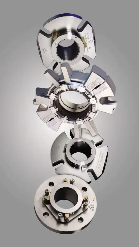 Vier präzise gefertigter metallischer Maschinenteile mit Beschriftungen, angeordnet auf grauem Hintergrund.