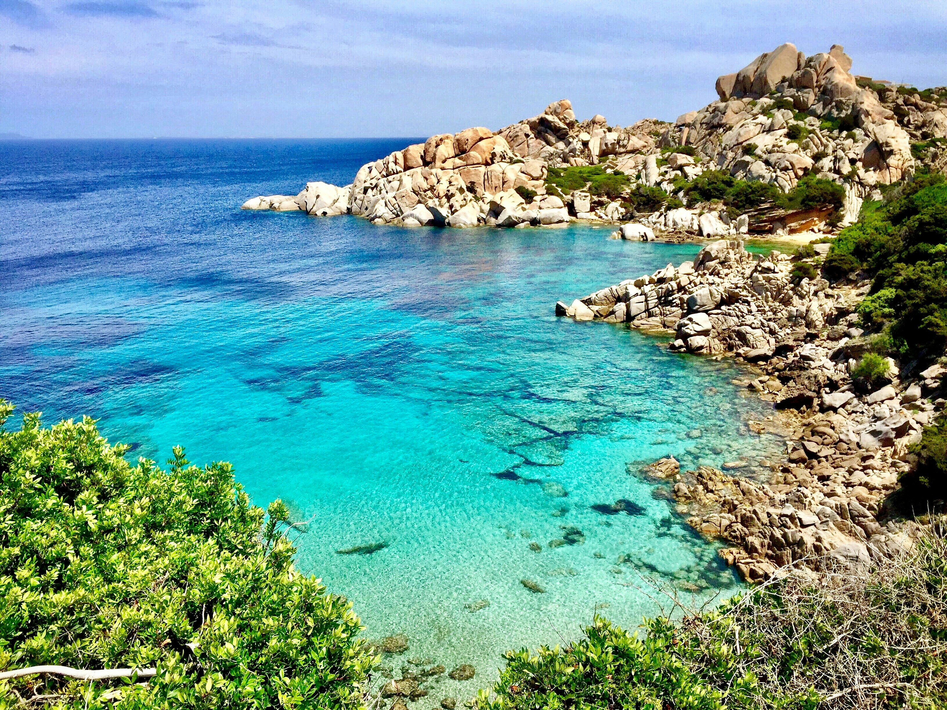 Cala Spinosa, jedna  z pláží na pobreží regiónu Oristano na Sardínii