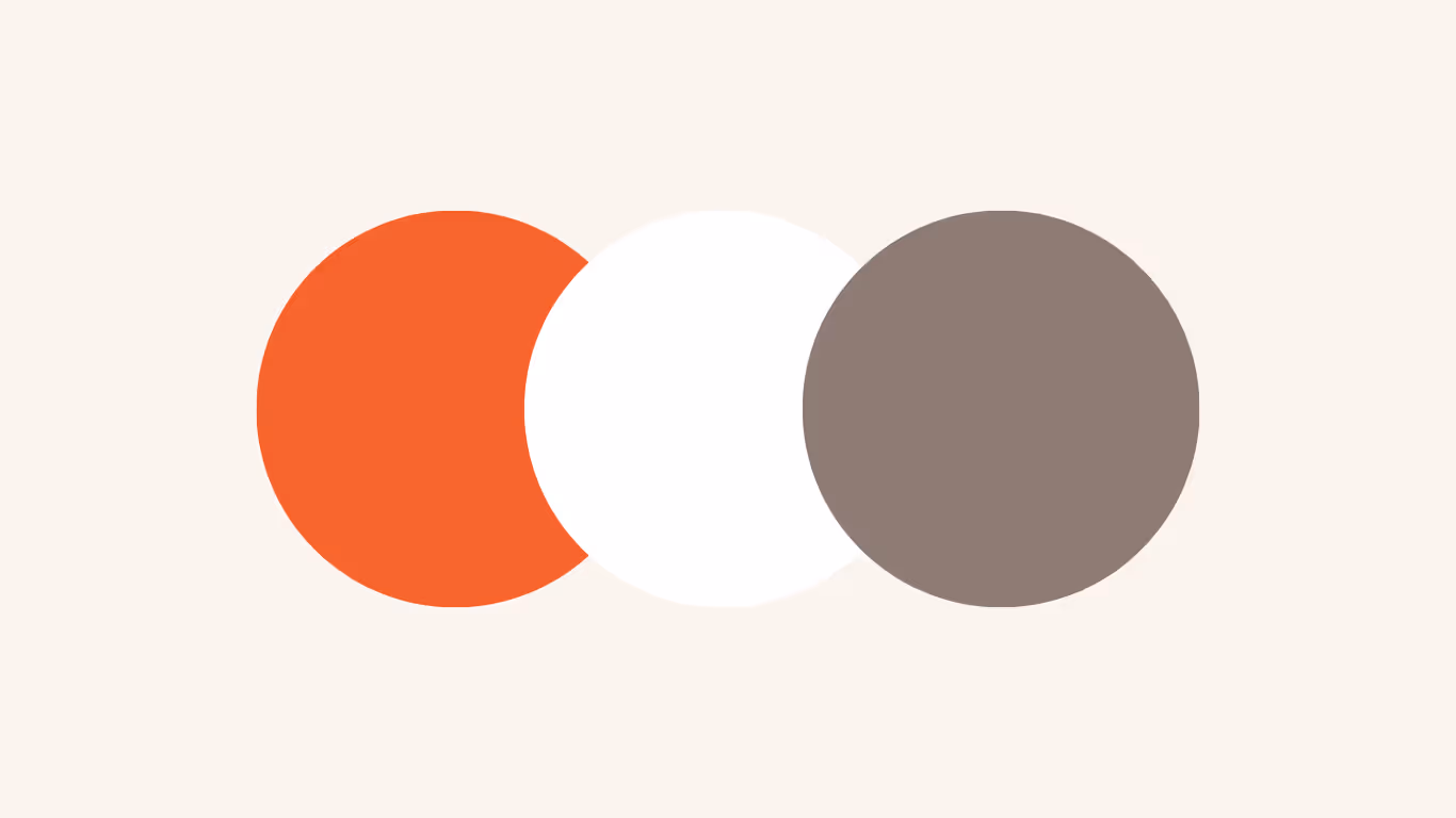 Drie overlappende cirkels in oranje, wit en bruin op een lichte achtergrond.