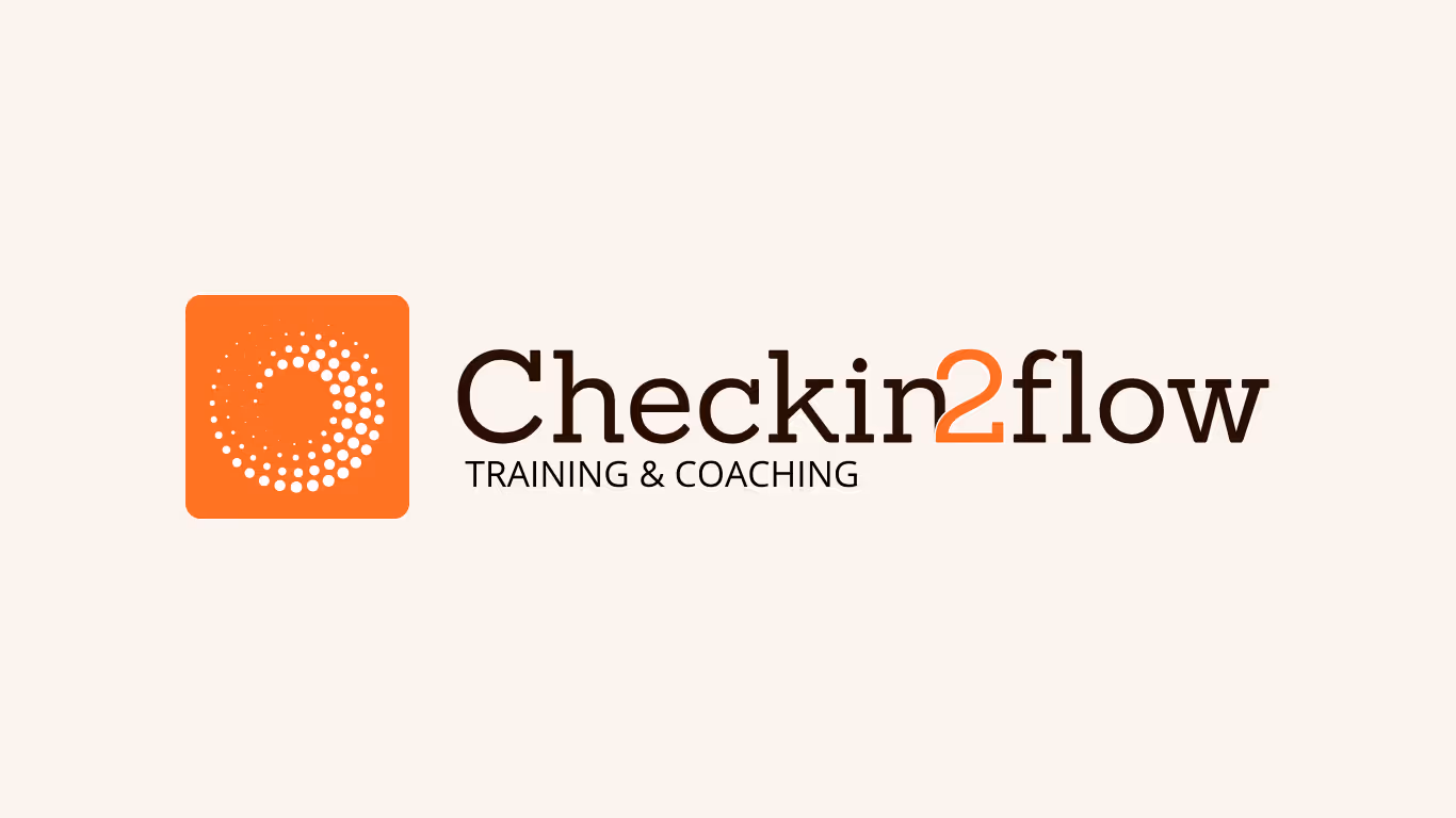 Logo van Checkin2flow met oranje cirkels en tekst Training & Coaching.