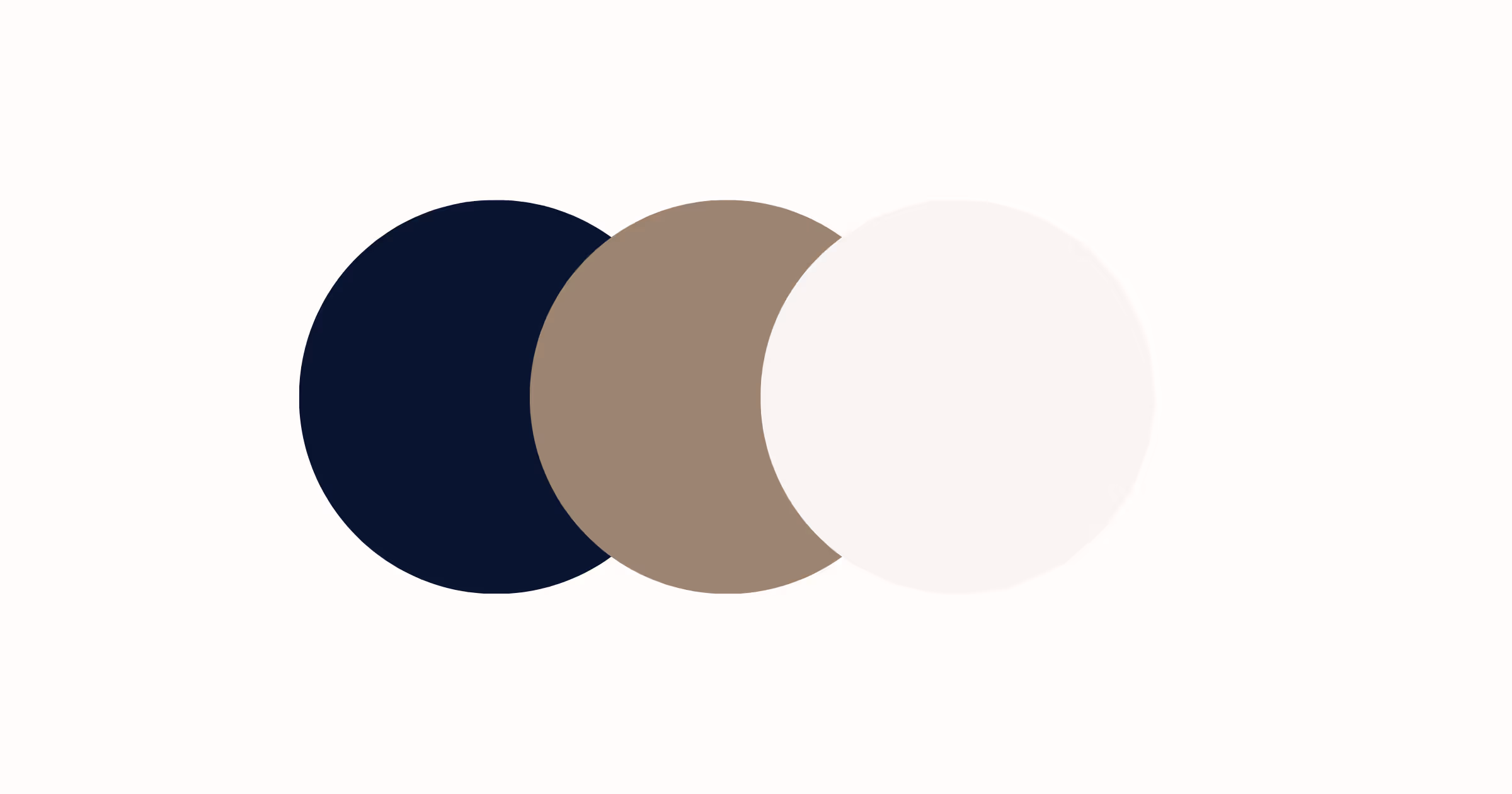 Drie overlappende cirkels in marineblauw, beige en crèmekleurig op een lichte achtergrond.