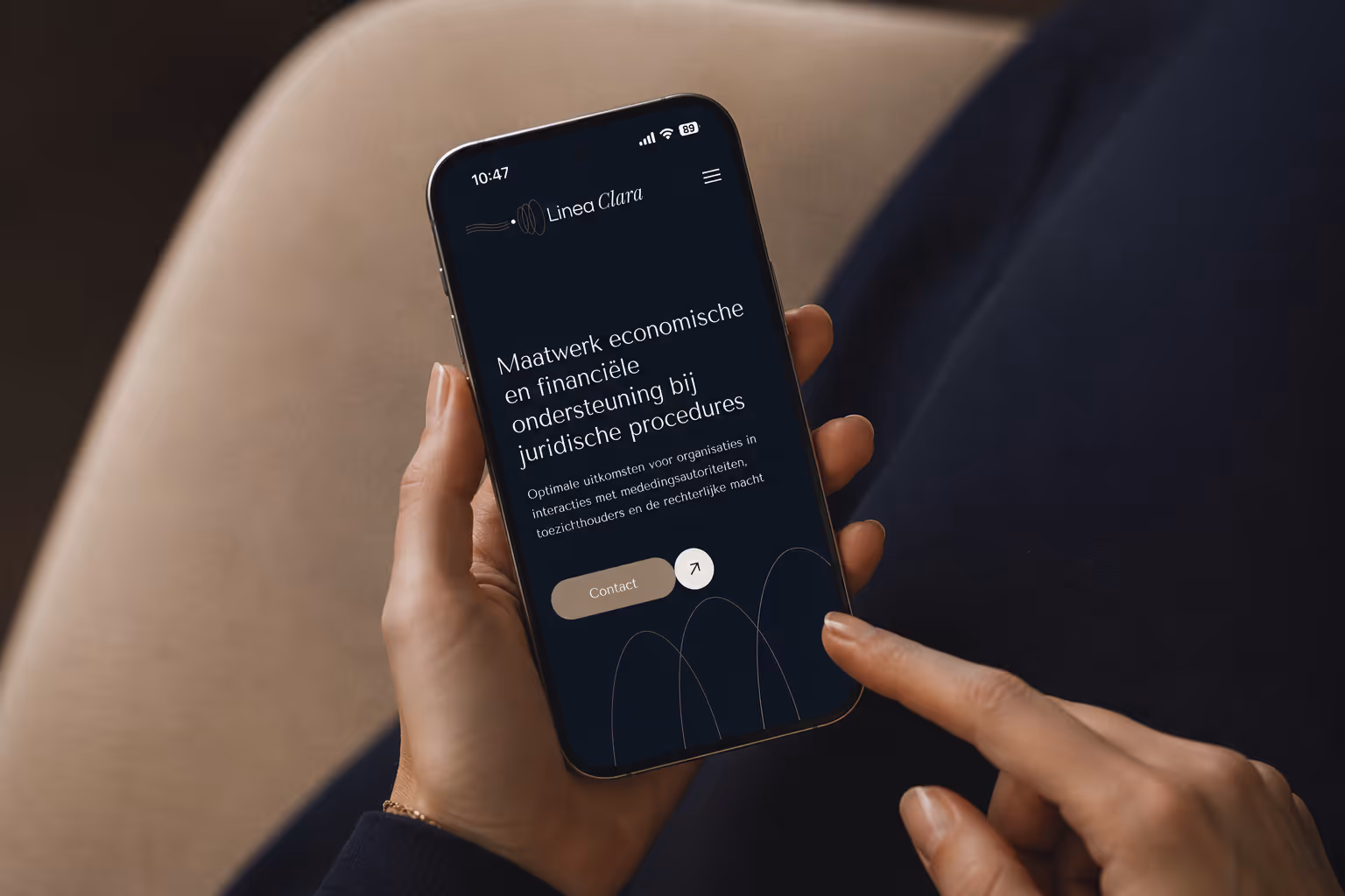 Iemand houdt een smartphone vast met een website van Linea Clara over juridische en financiële ondersteuning.