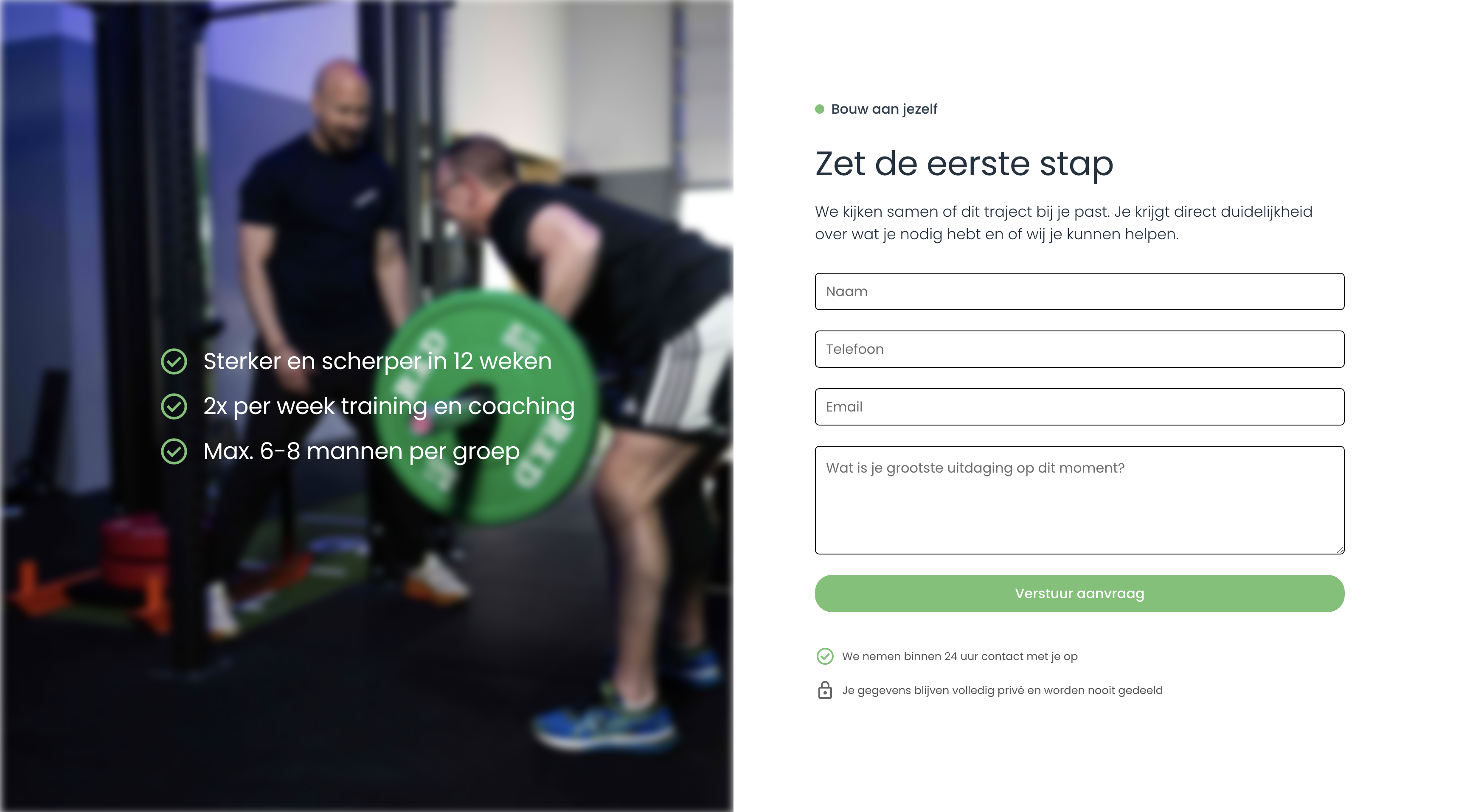 Man tilt gewicht in sportschool onder begeleiding van trainer, formulier voor aanmelding rechts.