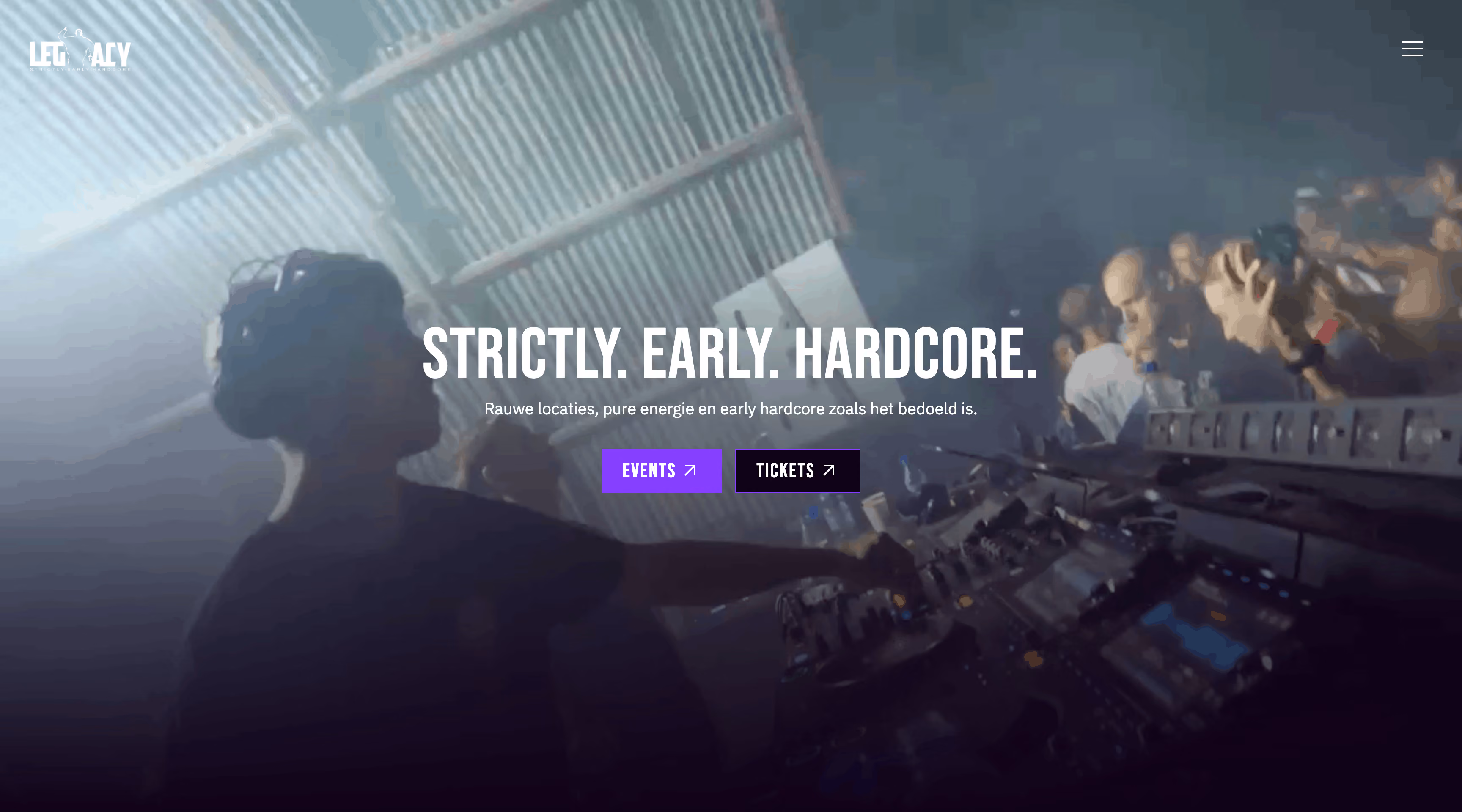 DJ draait muziek in een donkere club met een publiek dat geniet van een hardcore evenement.