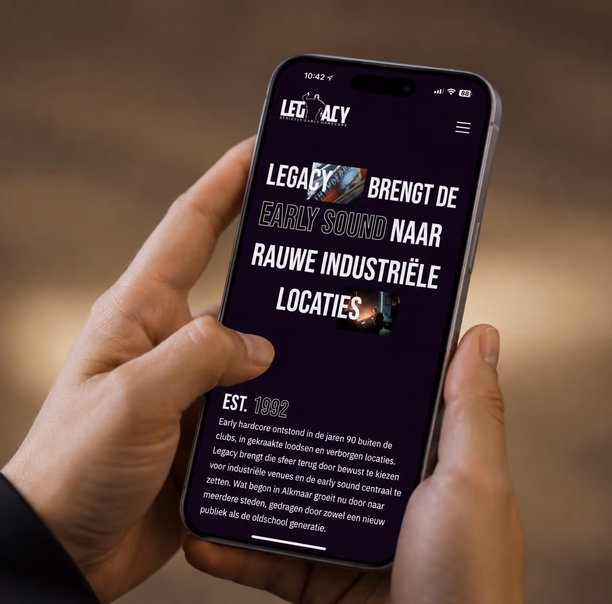 Hand houdt smartphone met Nederlandse tekst over Legacy en de early hardcore muziekscene op industriële locaties.