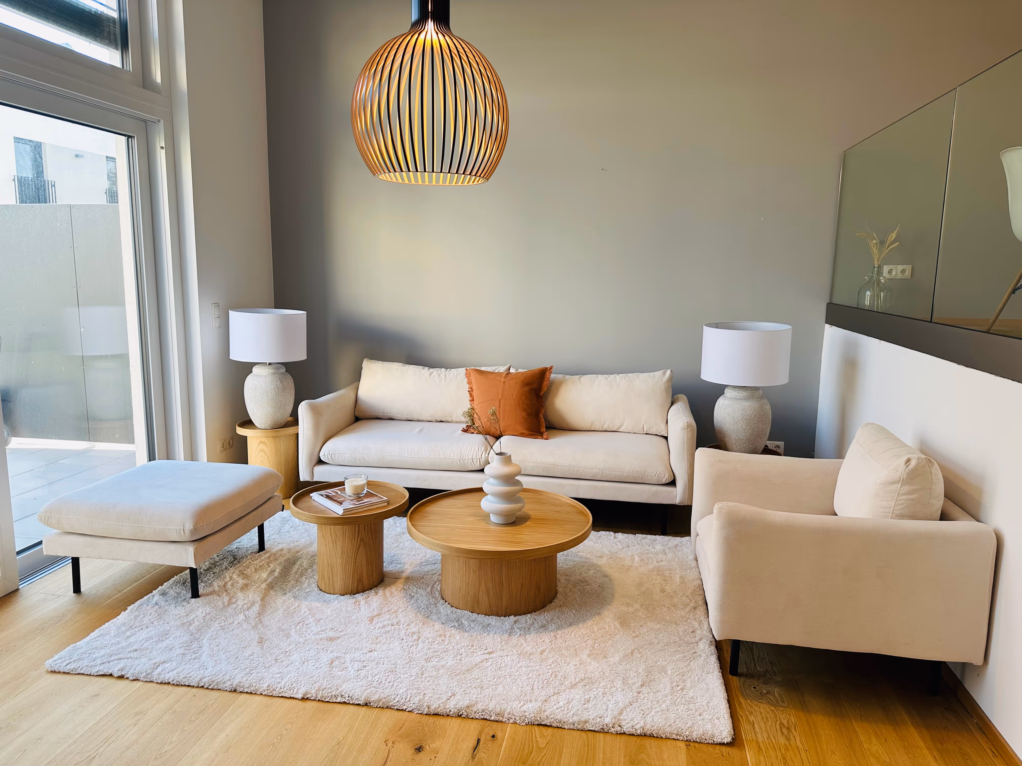 Foto: Helles Wohnzimmer mit cremefarbenem Sofa und Holztischen