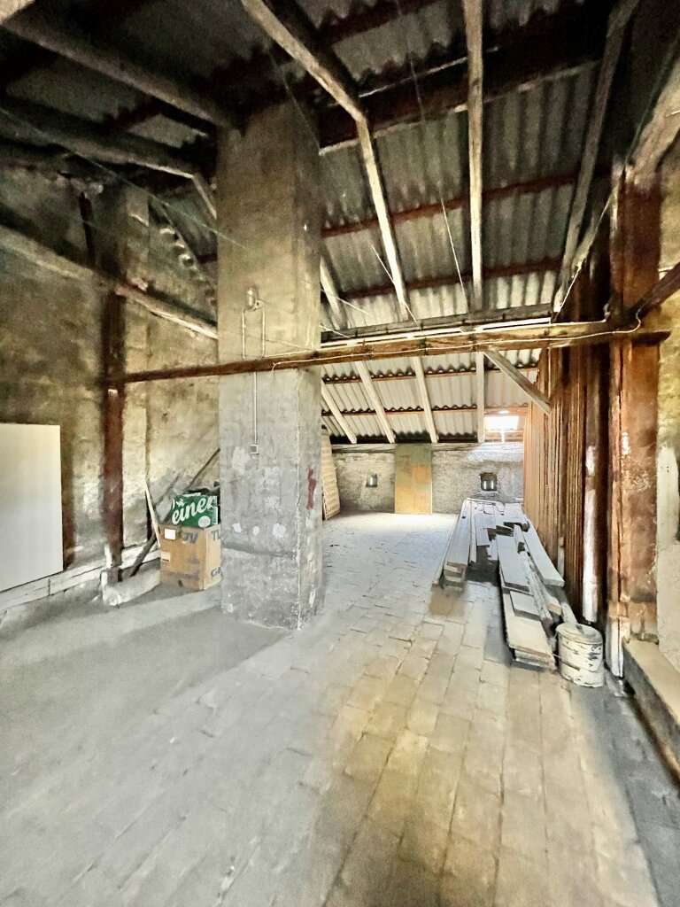 Historischer Eingangsgang mit Rundbögen und antiken Details, Stockerauer Straße 61