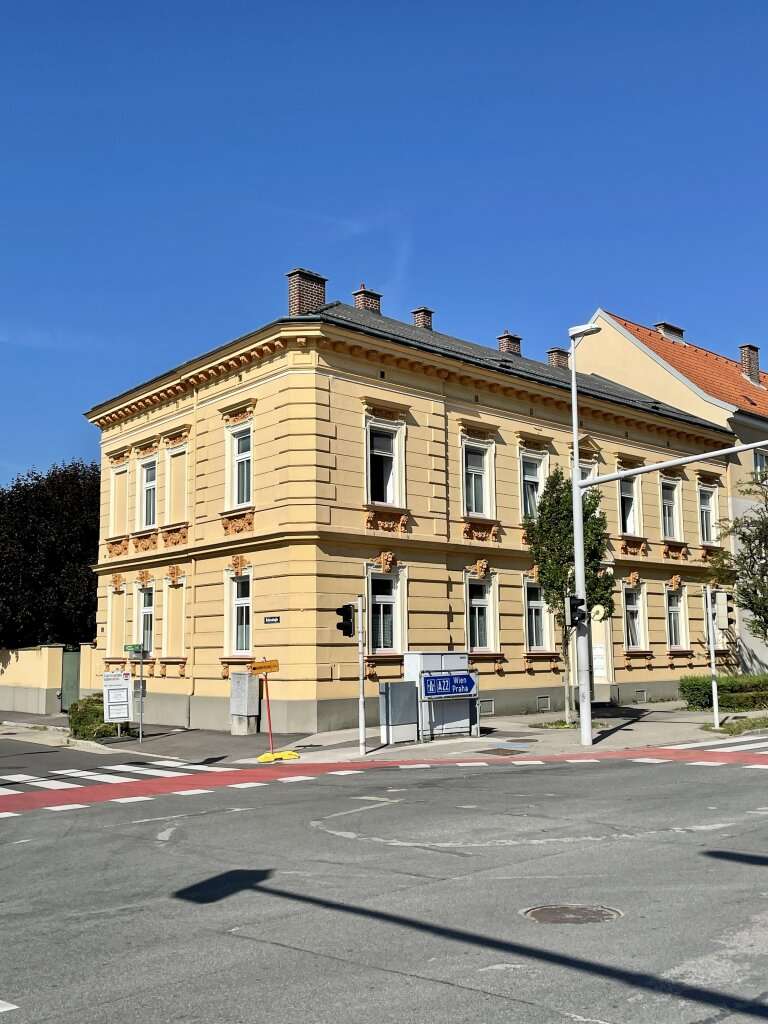 Garten und Hofbereich Stockerauer Straße 61, Korneuburg – herbstlicher Baumbestand