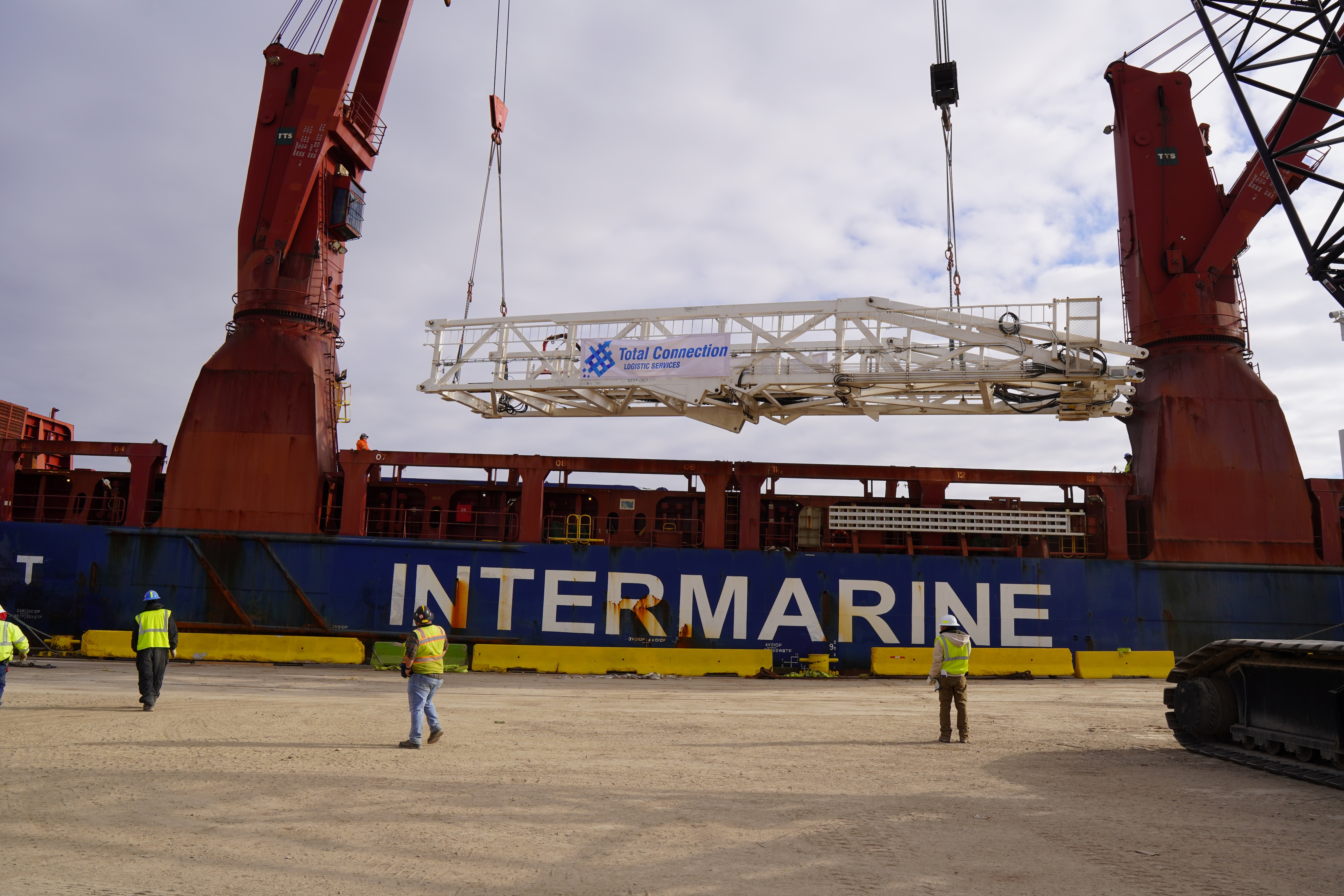 Rig mast section lifted by crane onto a breakbulk vessel