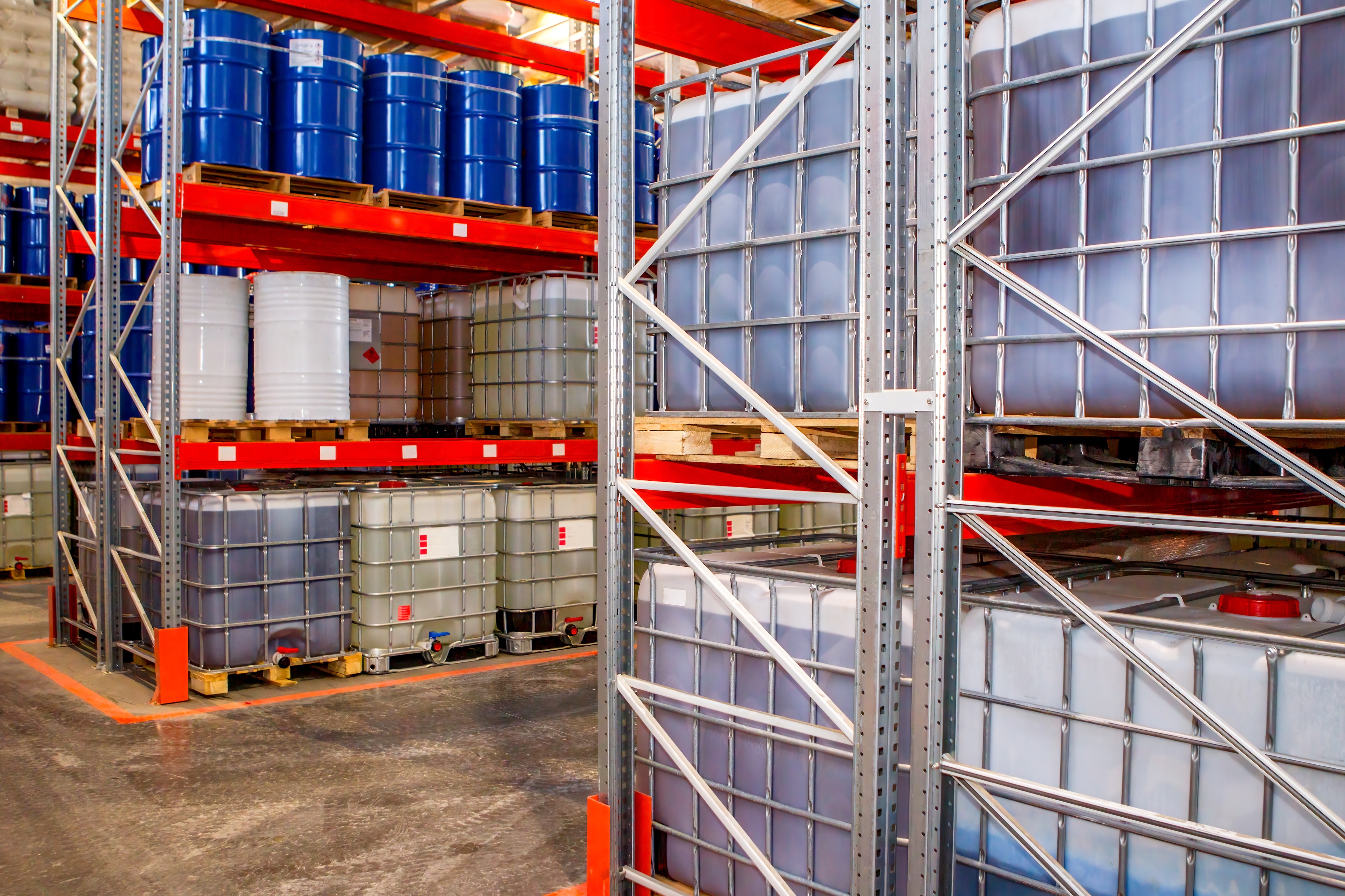 Palletized drums and IBCs on warehouse racking