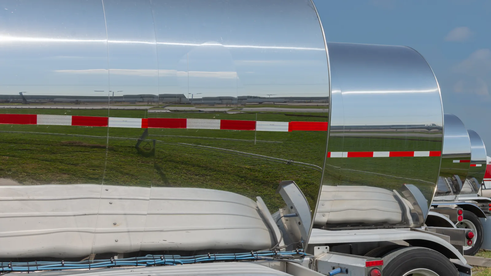 Polished stainless steel food grade tanker trailer