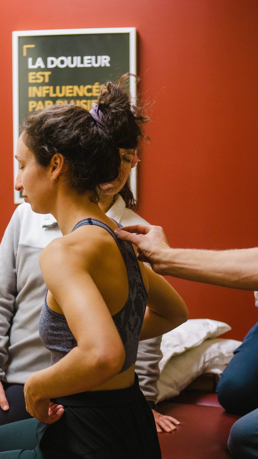 Formation Sean Gibbons: palpation de la région scapulaire et de l'épaule d'une participante assise