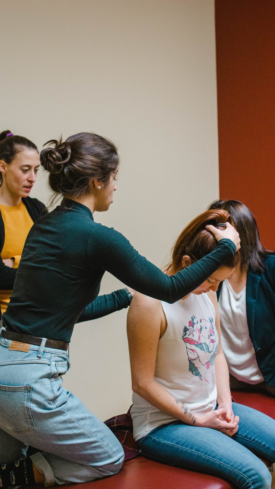 Formation Sean Gibbons: clinicienne appliquant une traction cranio-cervicale sur une patiente assise, observée par le groupe