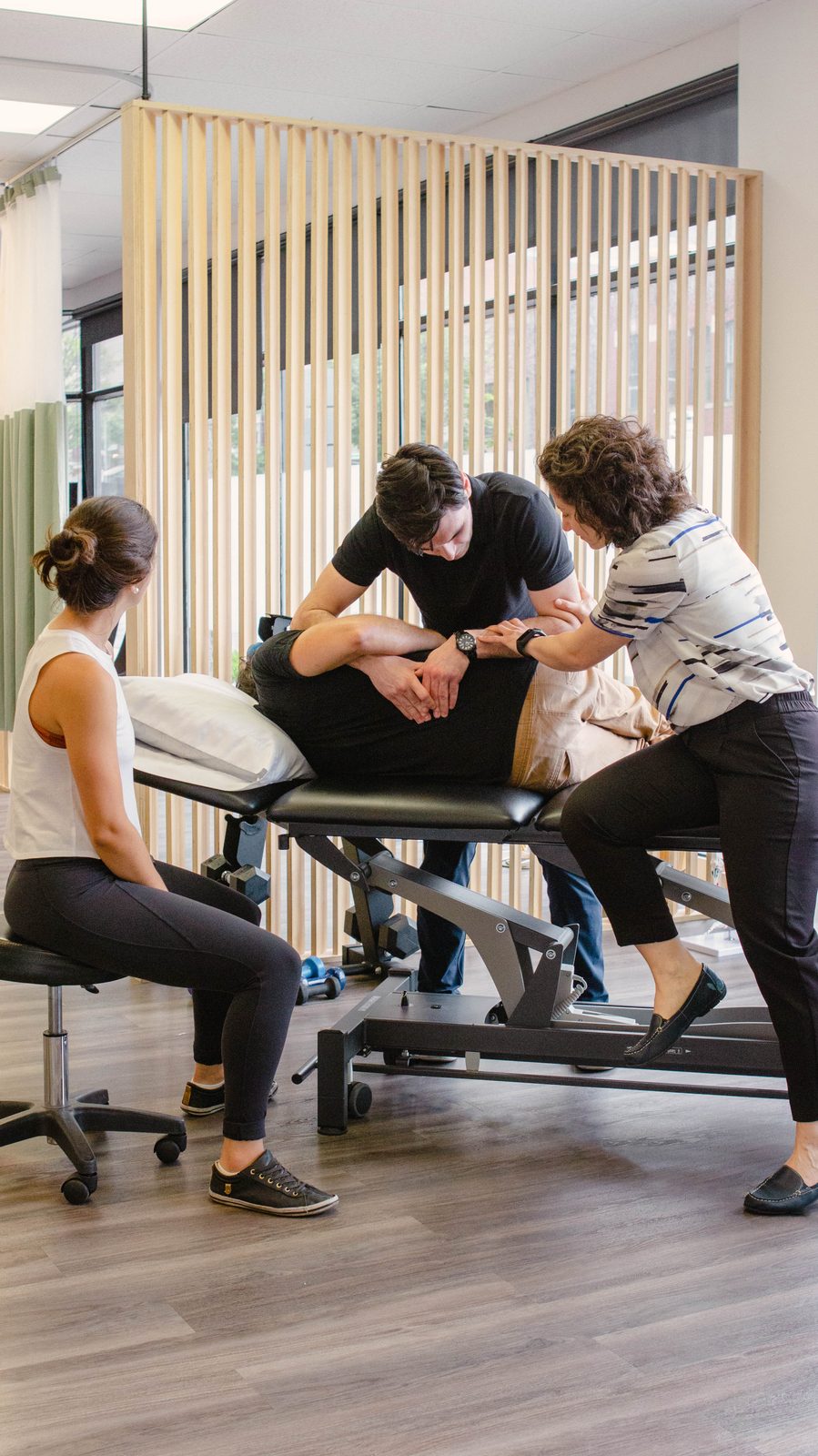 Évaluation de la région lombaire d'un patient en physiothérapie