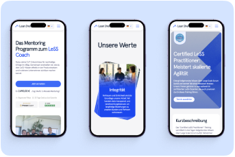 Drei Handys zeigen eine Website mit Informationen zu LeSS Coaching, Unternehmenswerten und zertifizierten LeSS-Praktikern.