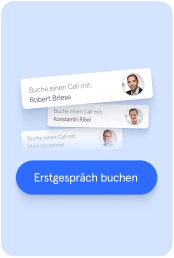 Drei weiße Karten mit Porträtfotos und Text zum Buchen eines Calls mit Robert Böhse, Konstantin Röbel und Mark Bergmann über einem blauen Button mit der Aufschrift Erstgespräch buchen.