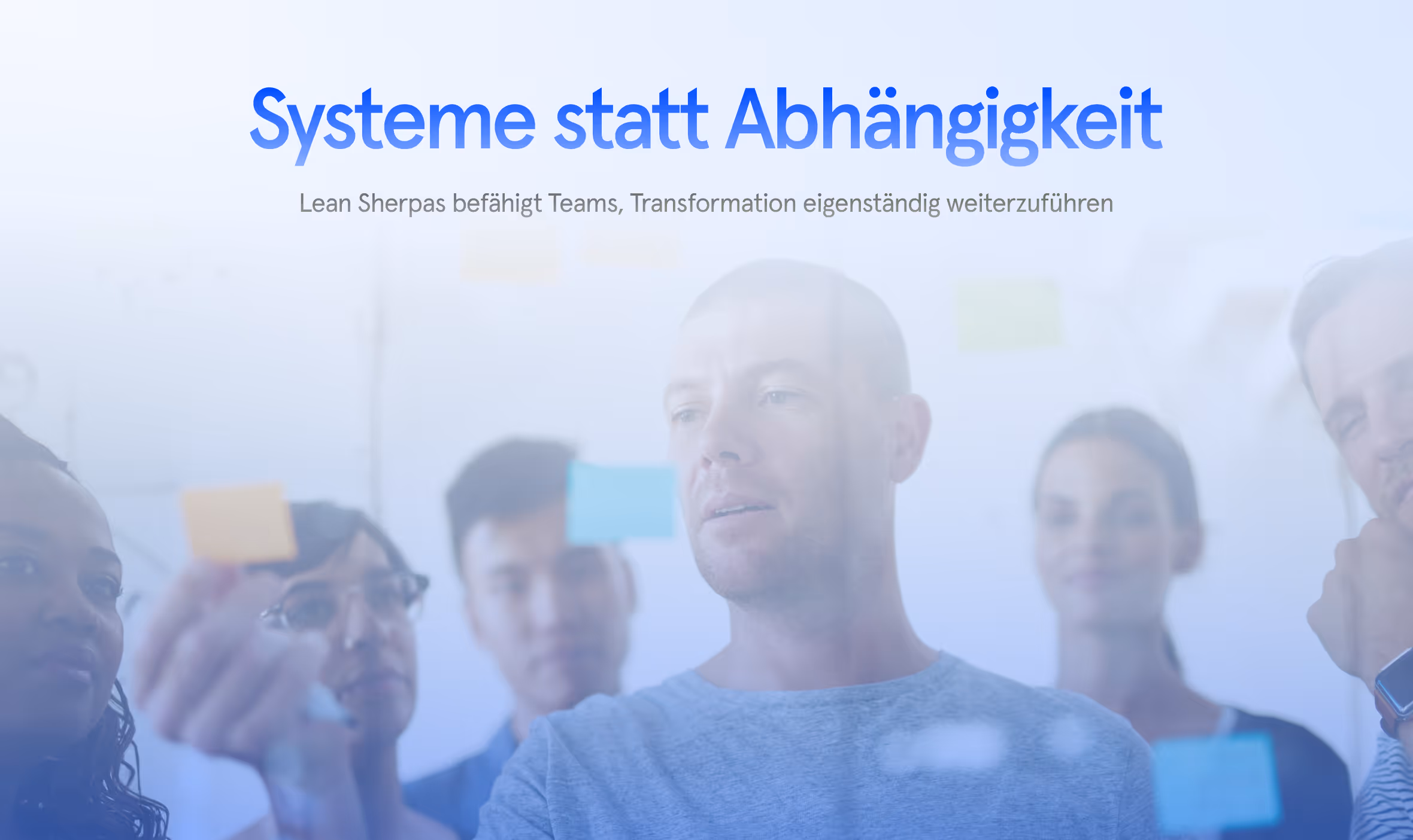 Fünf Geschäftsleute diskutieren und kleben bunte Haftnotizen an eine transparente Wand.