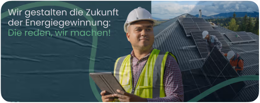Ein Mann mit Schutzhelm und Warnweste hält ein Tablet, während zwei andere Personen Solarpanels auf einem Dach installieren.