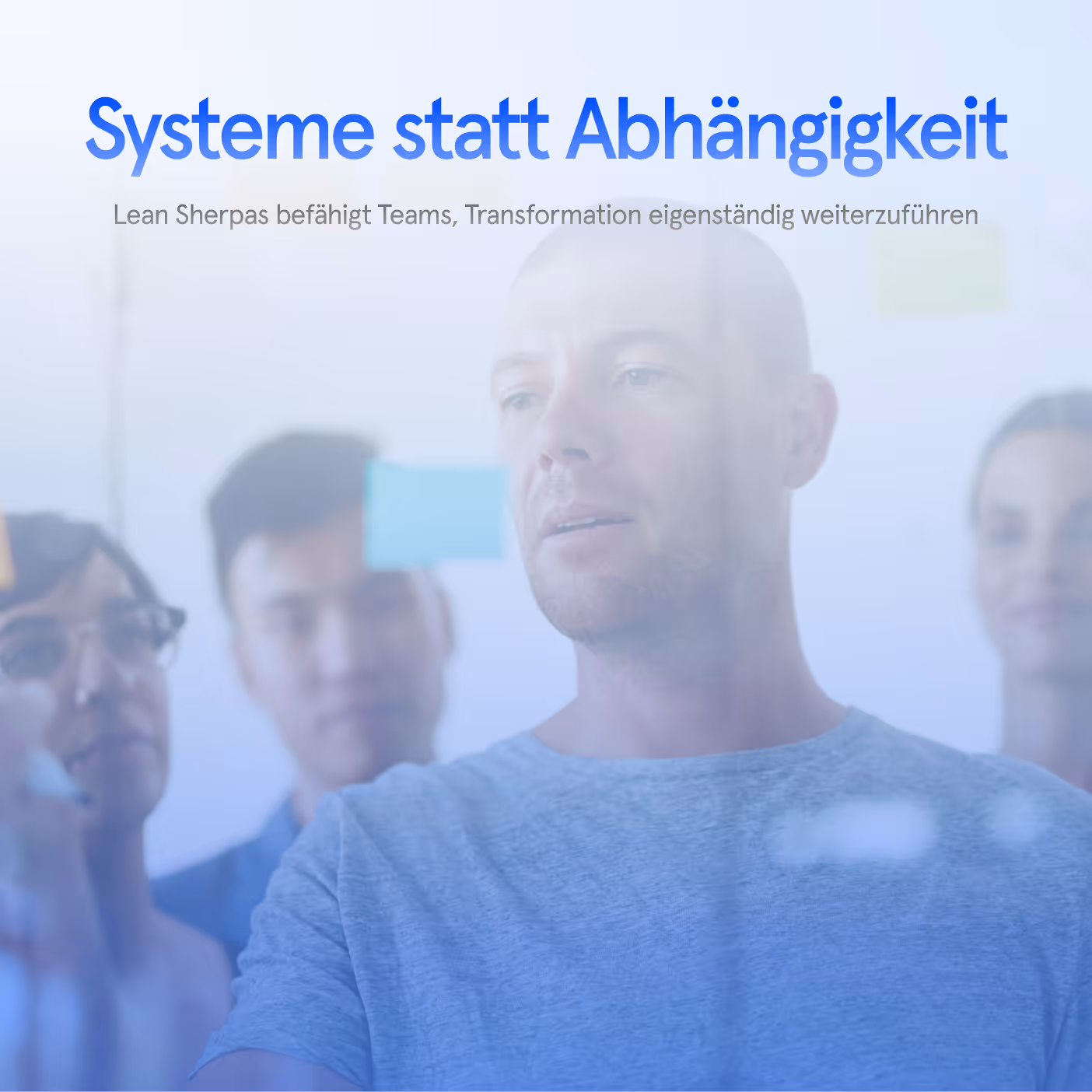 Fünf Geschäftsleute diskutieren und kleben bunte Haftnotizen an eine transparente Wand.
