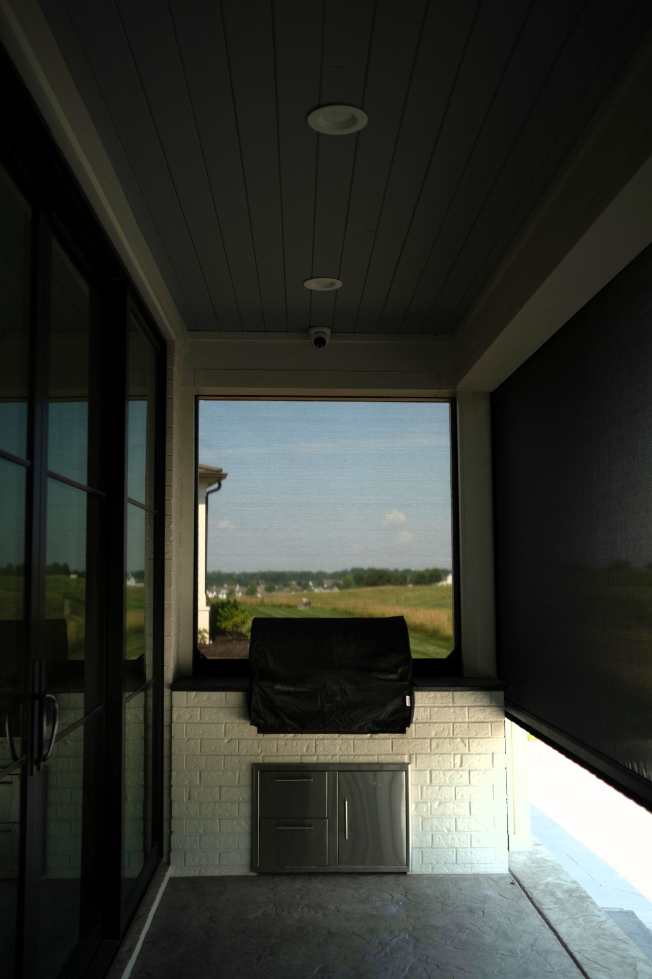 Phantom Motorized Executive Screen