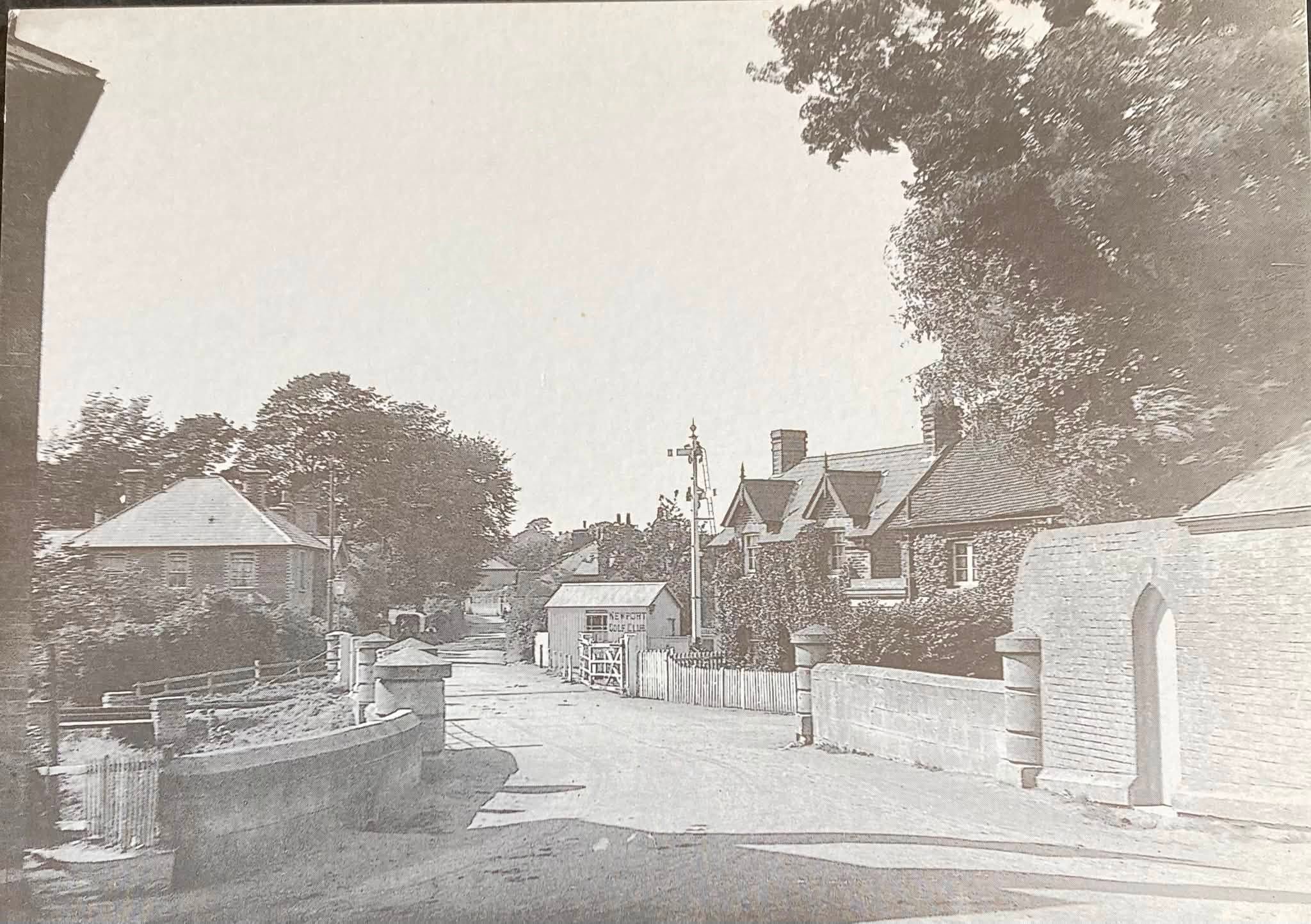 The level crossing gates as well as the headquarters of Newport Golf Club are both clearly visible in this 1907 view of Shide.