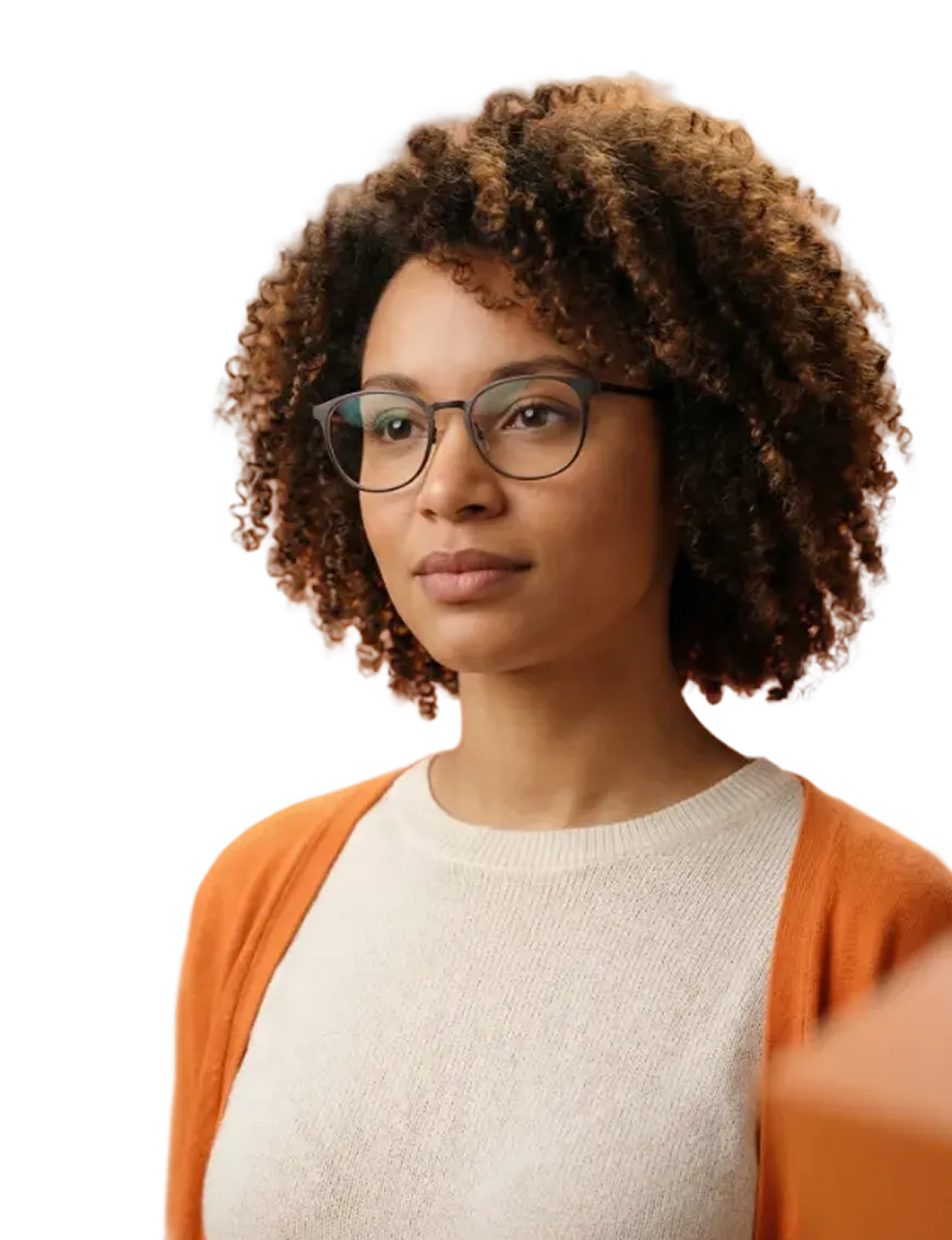 Mulher jovem de cabelos cacheados e óculos, representando um aluno da UOL EdTech