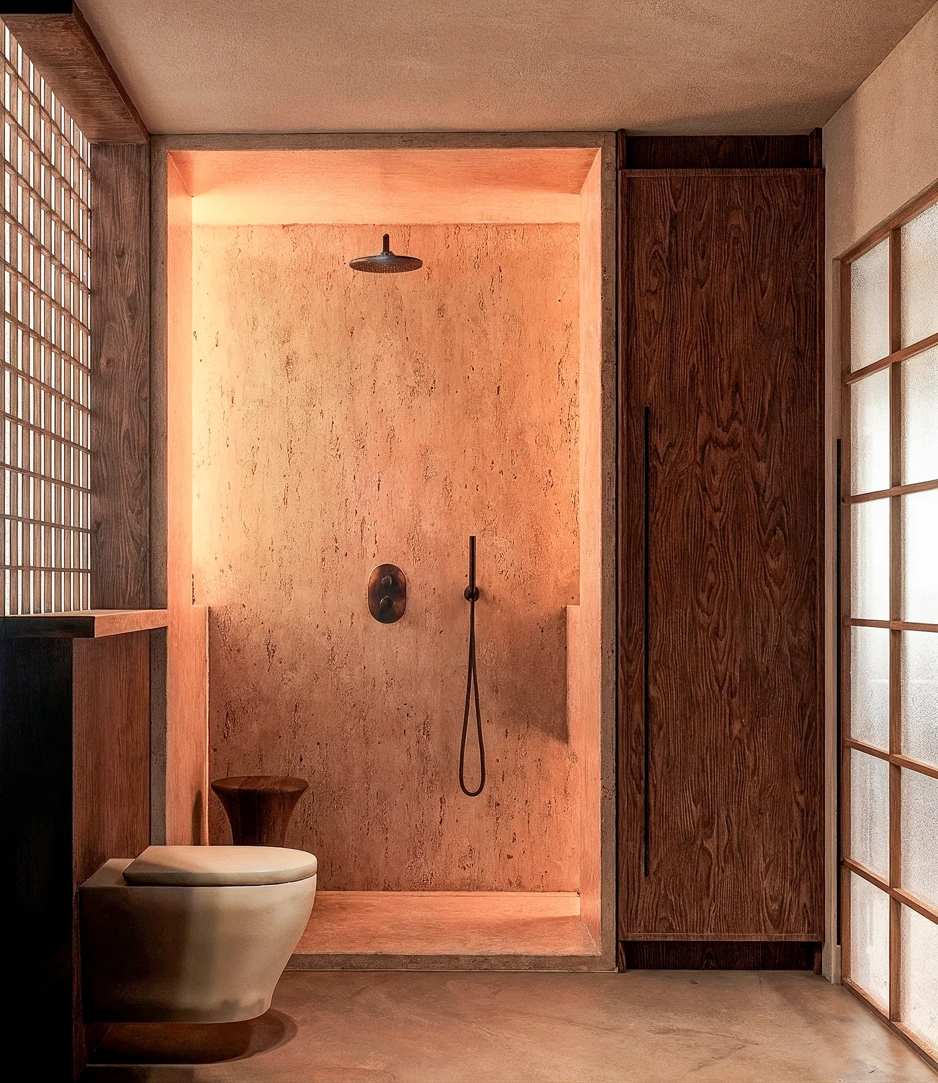 Douche aux tons chauds éclairée par le haut — appartement 80 m², Cannes