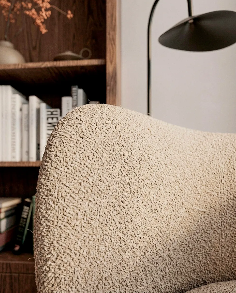 Détail du revêtement textile d’un fauteuil — appartement 90 m², Lyon