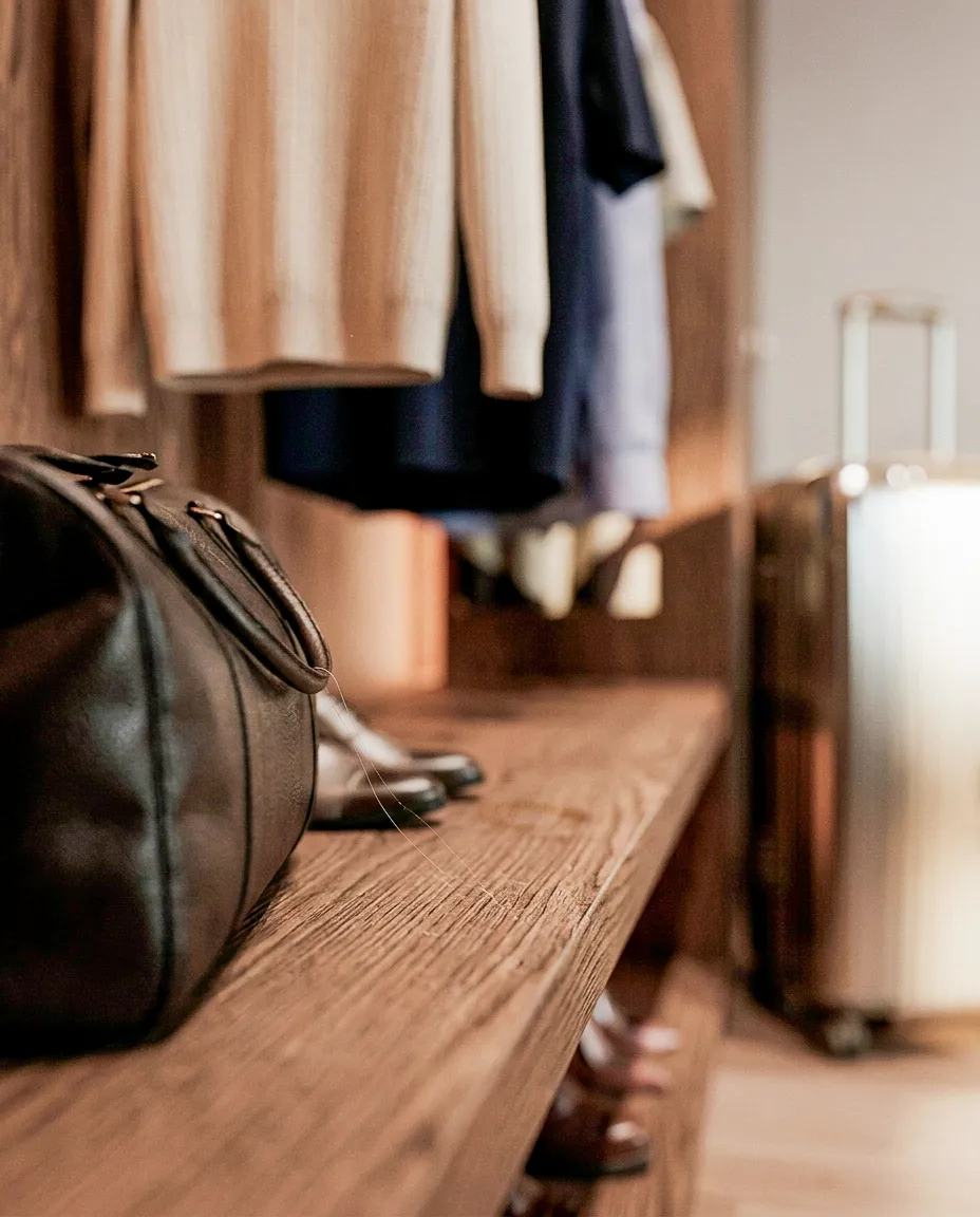 Penderie et tablette de rangement dans le dressing — appartement 90 m², Lyon