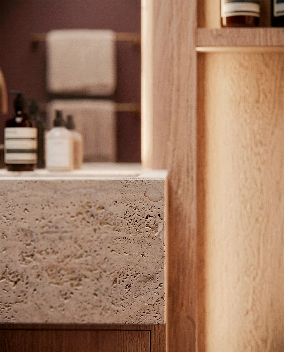 Détail du plan de vasque clair et du rangement en bois — studio 40 m², Paris
