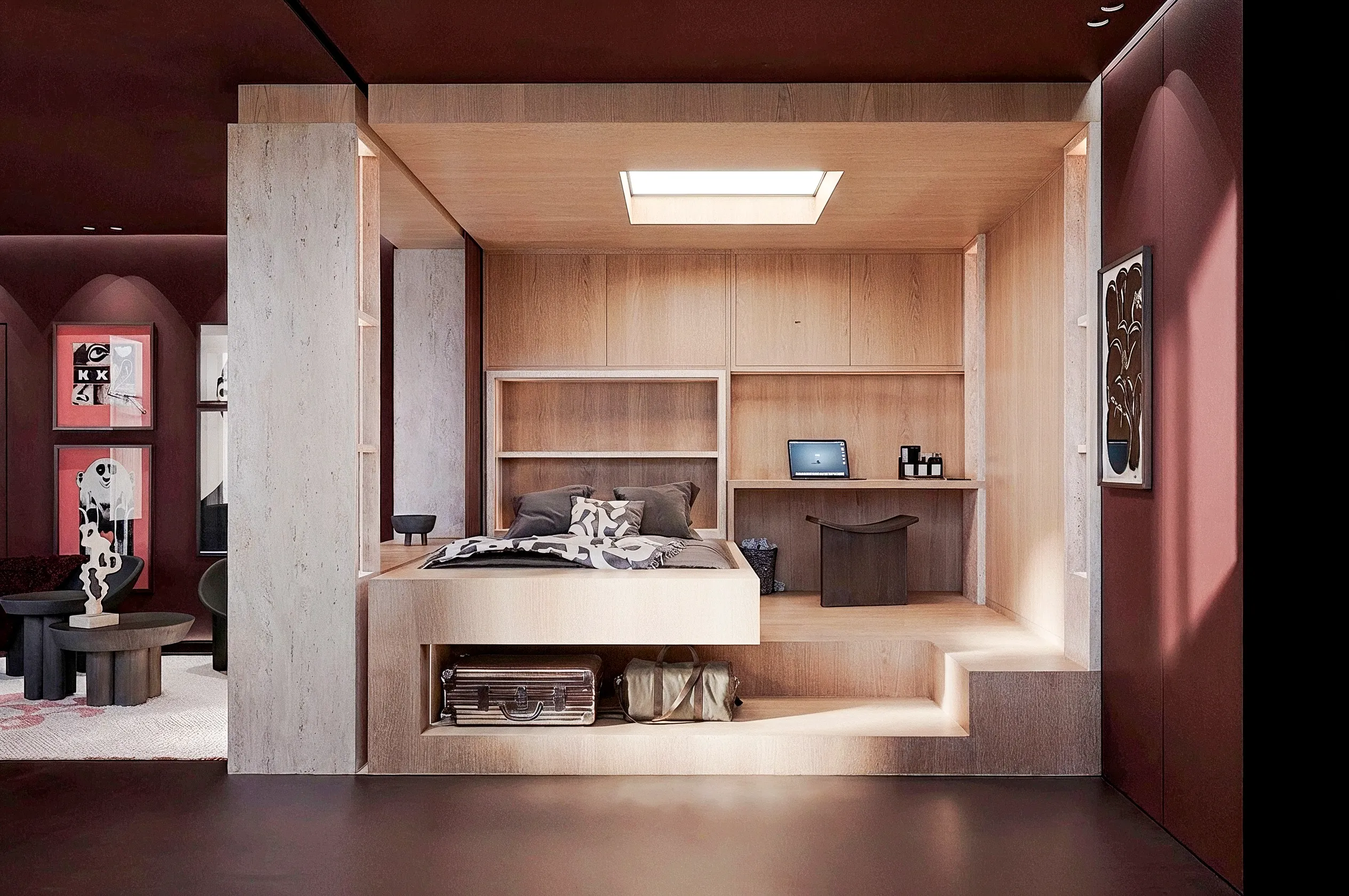Alcôve de couchage en bois avec bureau intégré — studio 40 m², Paris